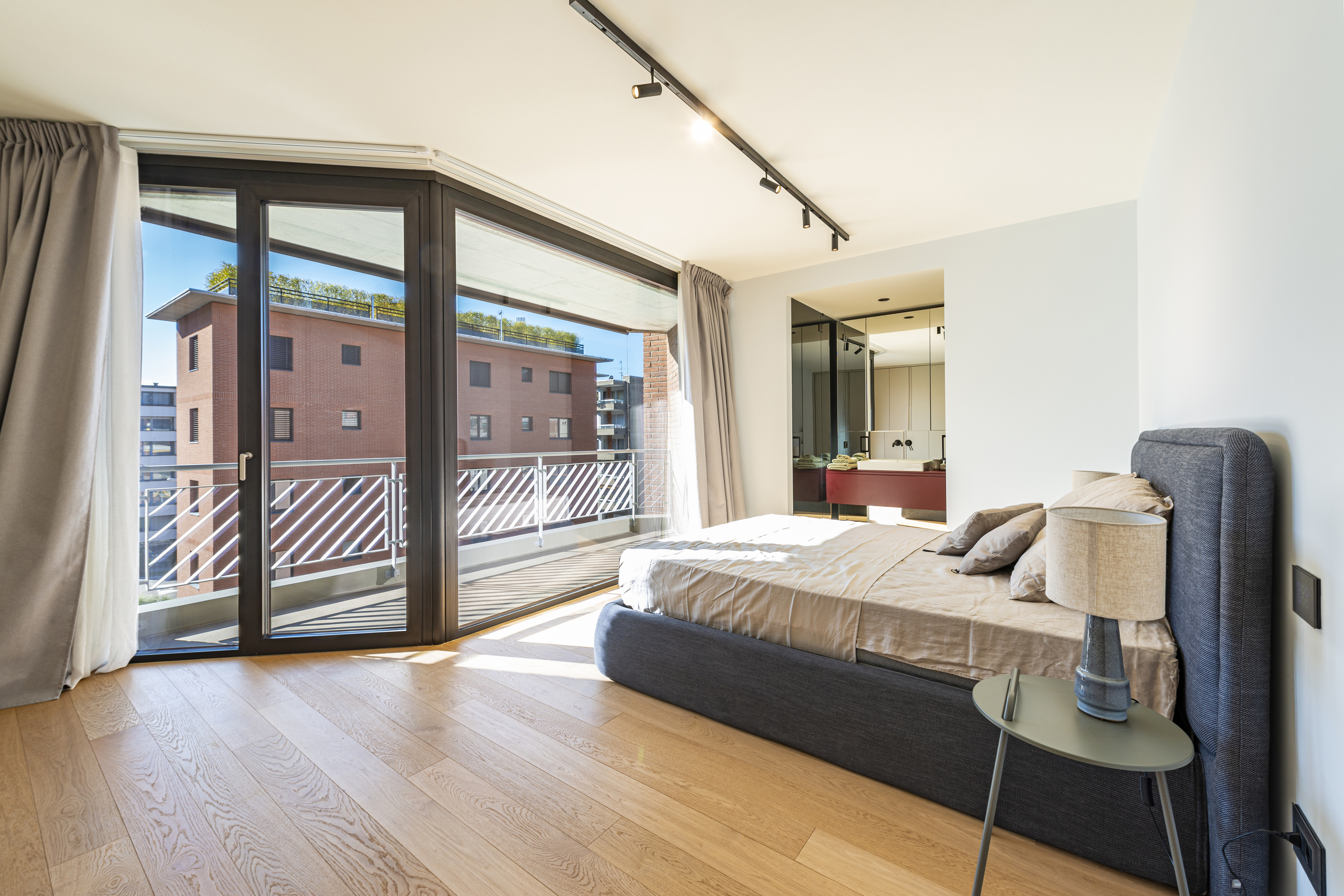 Helles Schlafzimmer mit Balkonblick