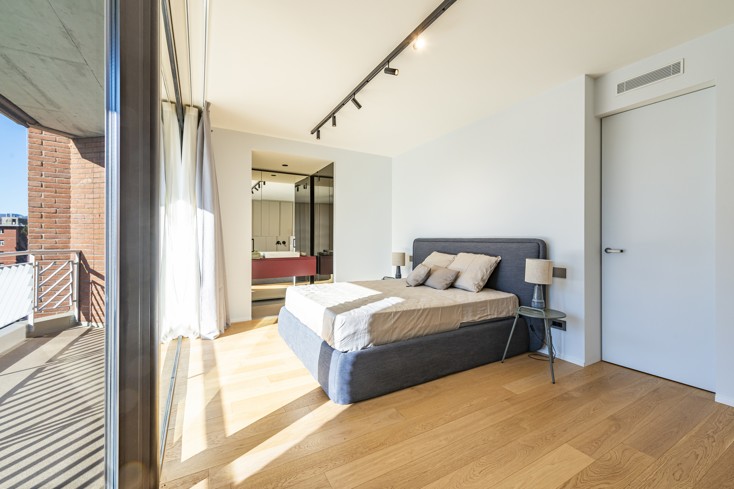 Helles Schlafzimmer mit Balkonzugang