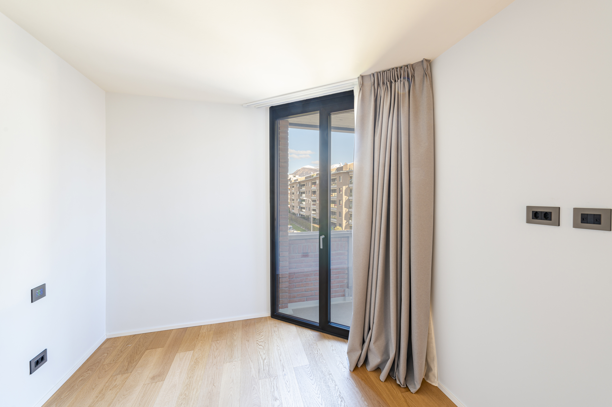 Helles leeres Zimmer mit Balkonfenster