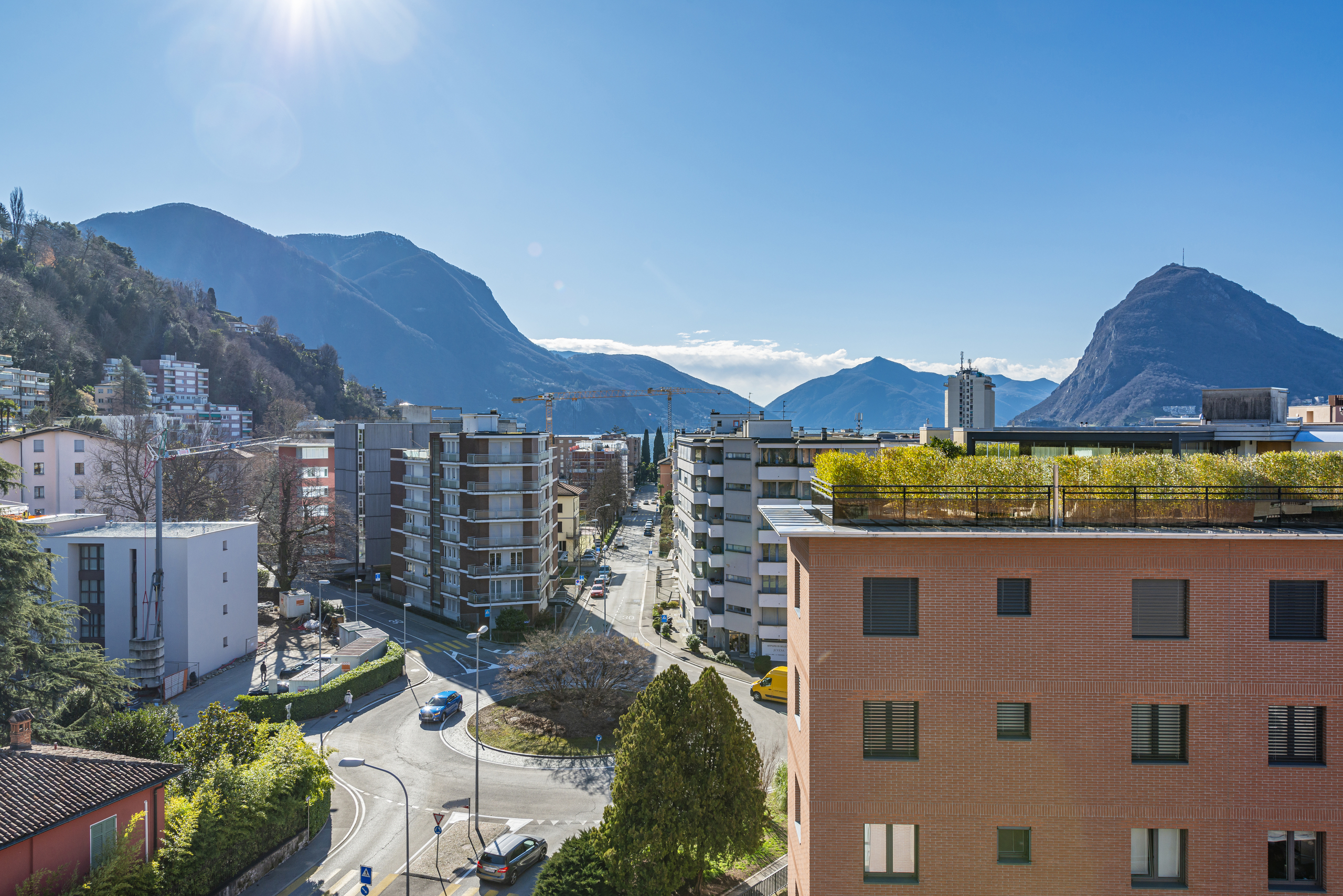 Stadtblick mit Bergen
