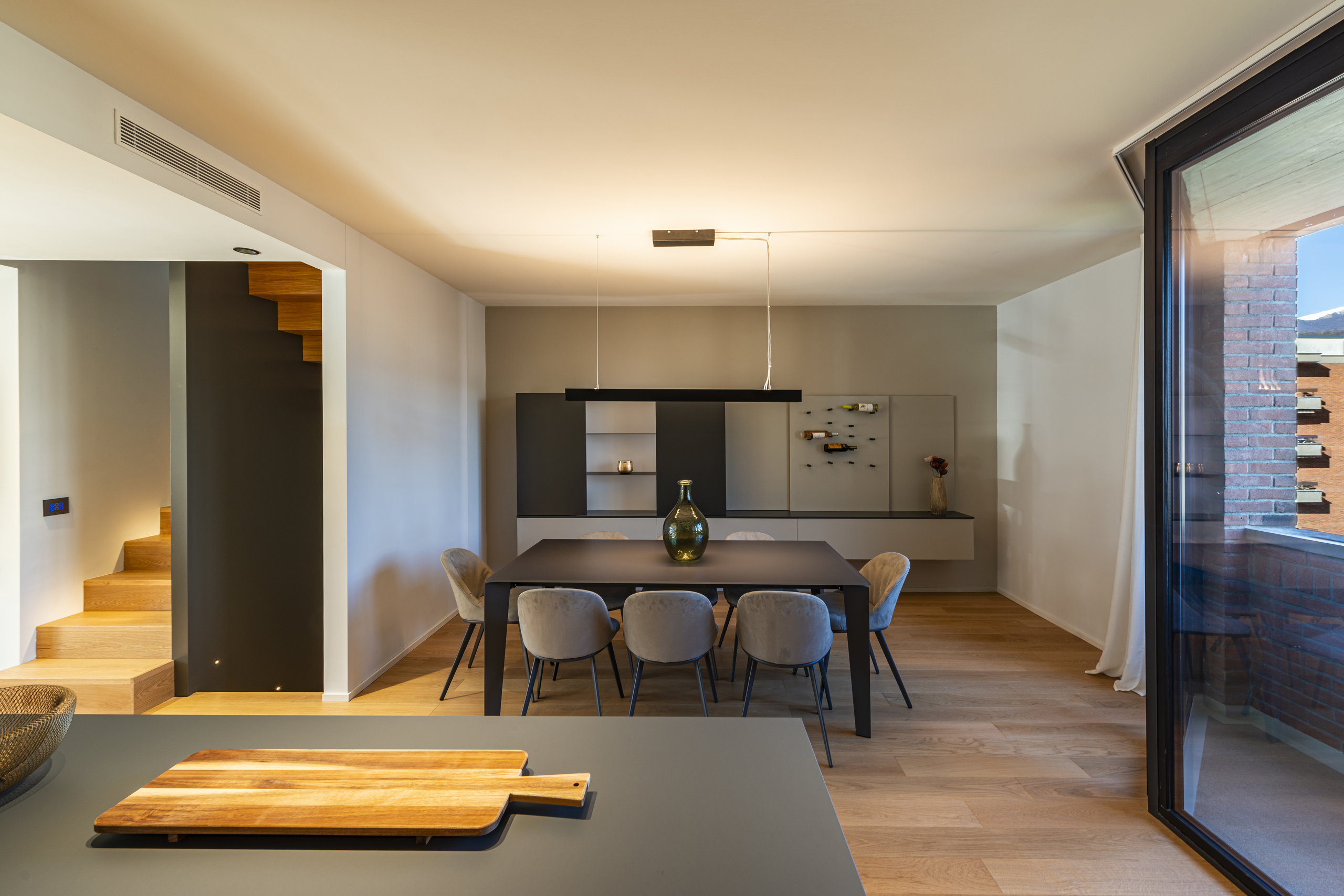 Moderner Essbereich mit Treppe und Balkonblick