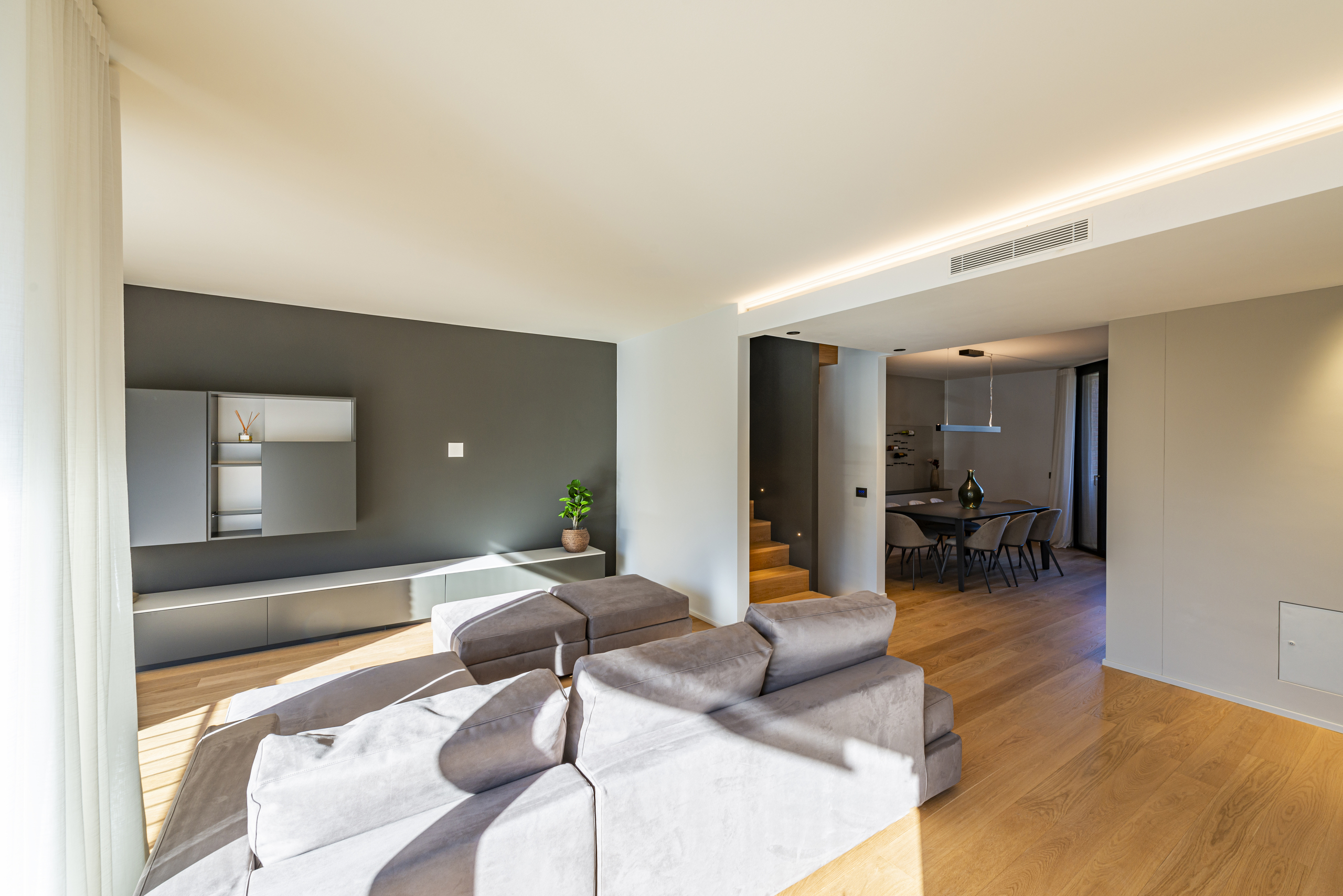 Modernes offenes Wohn-Esszimmer