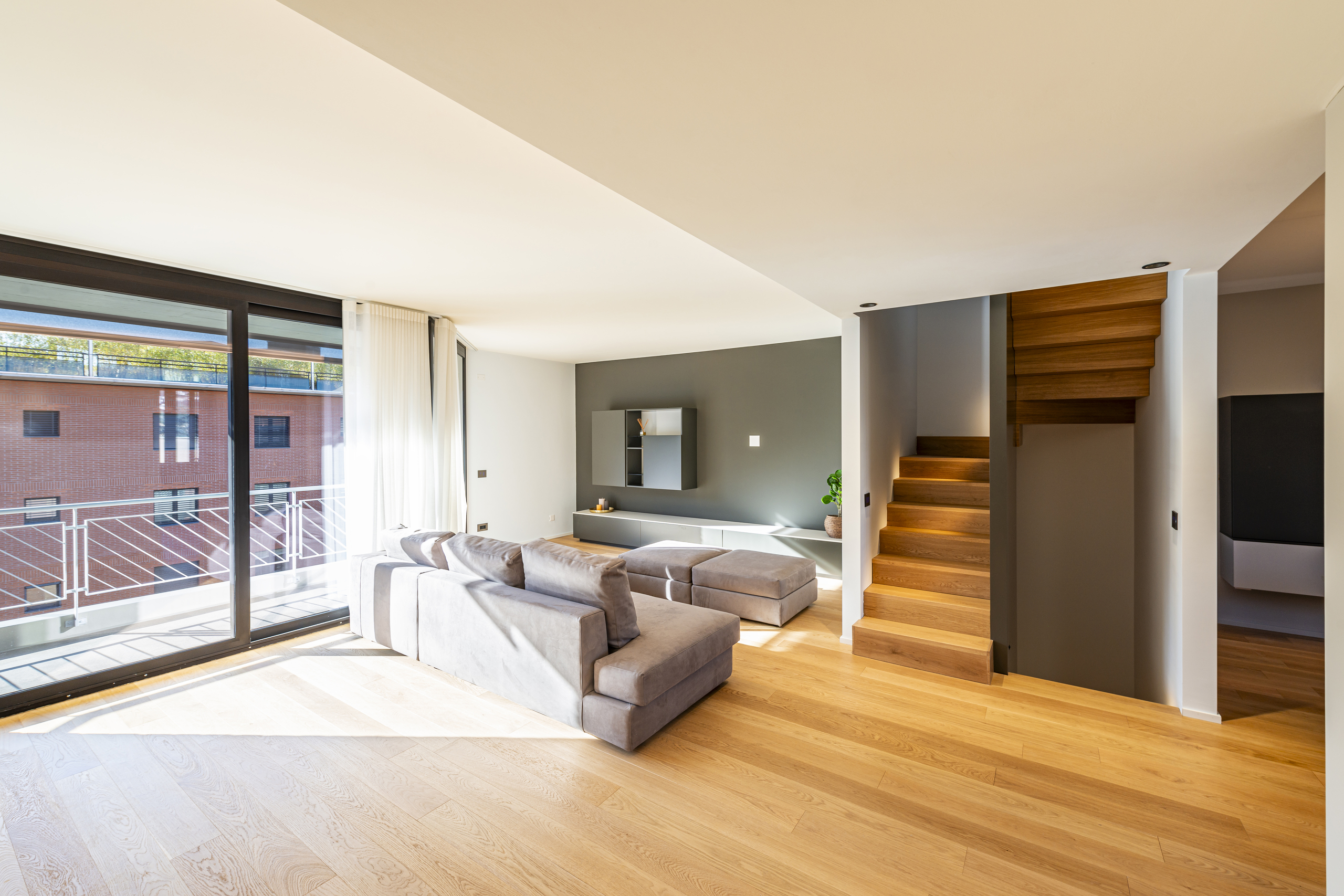 Modernes Wohn-Esszimmer mit Treppe und Balkon