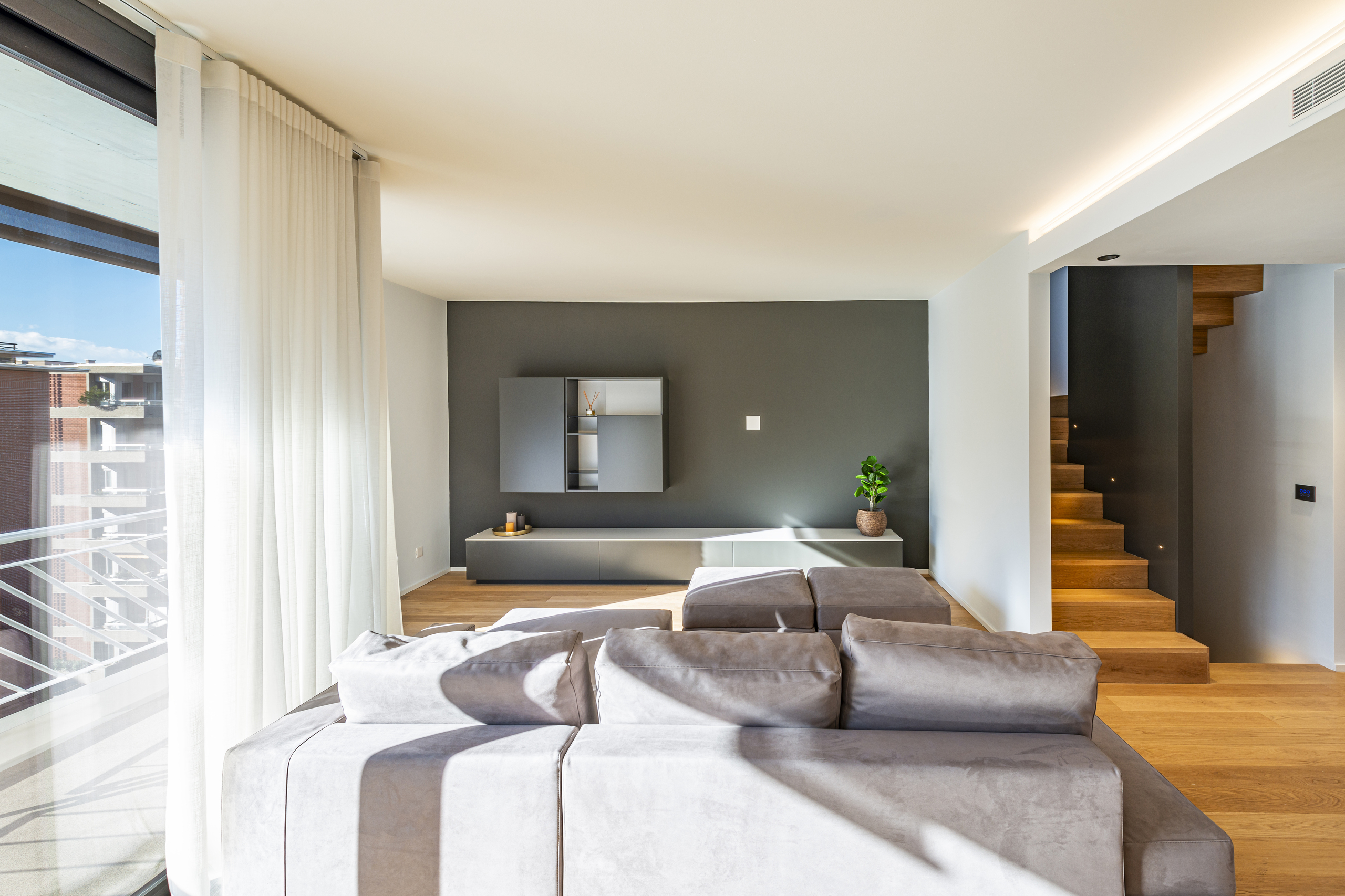 Modernes Wohnzimmer mit Treppe und Balkonblick