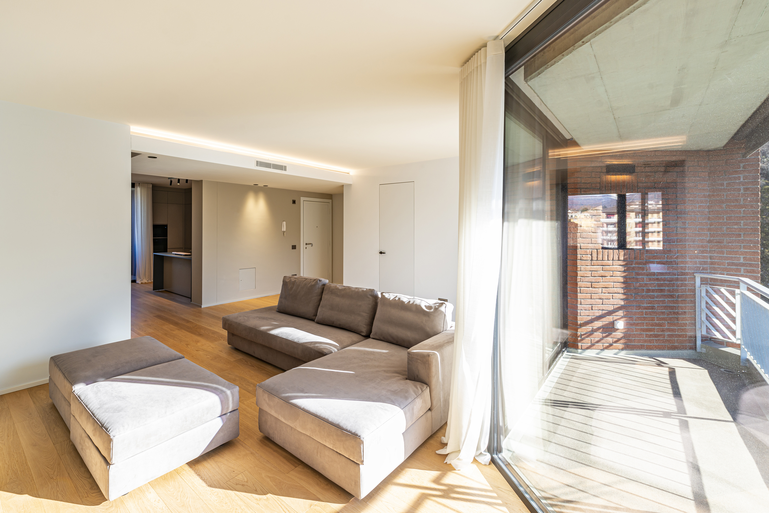 Helles Wohnzimmer mit Balkonblick
