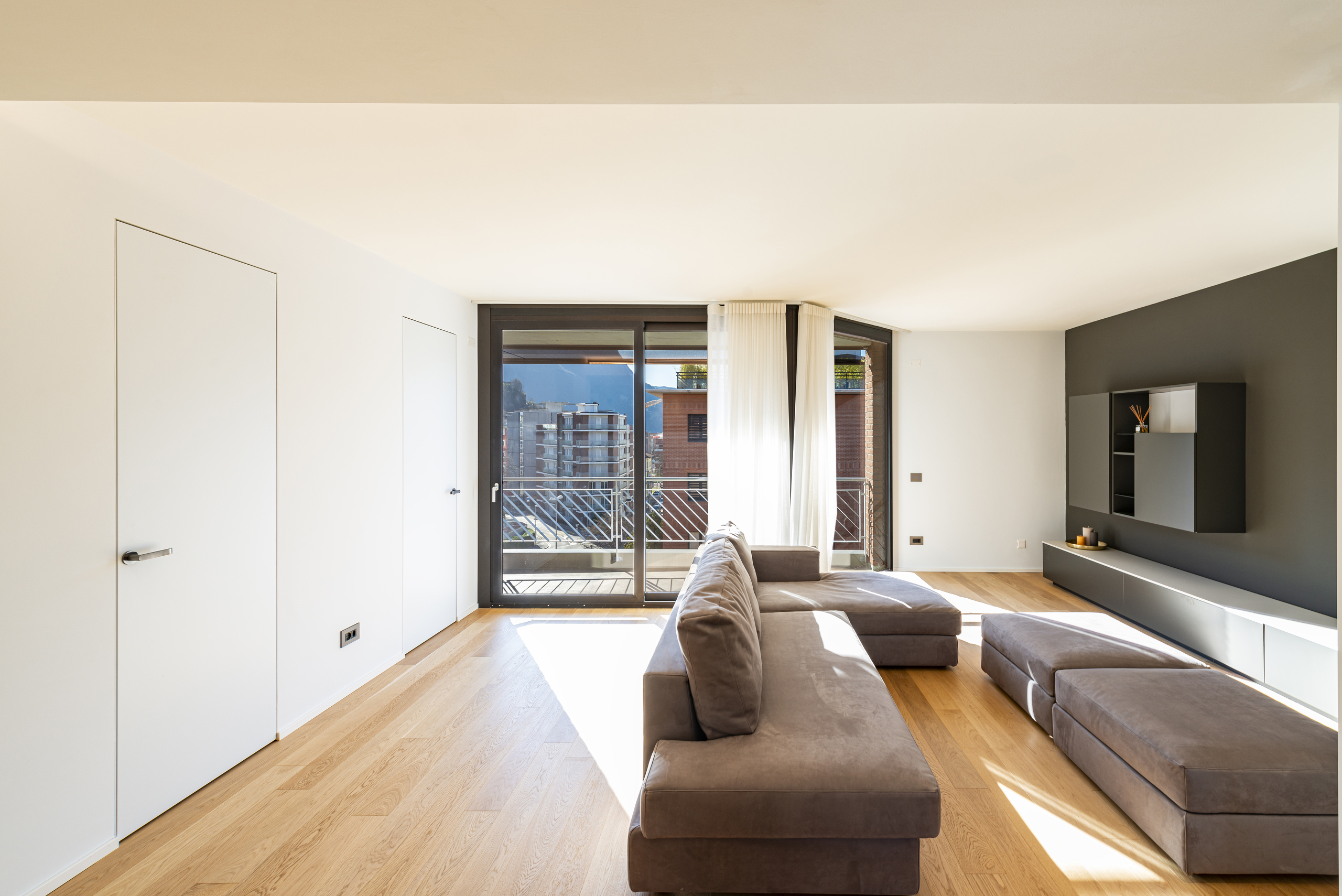 Heller moderner Wohnraum mit Balkonblick