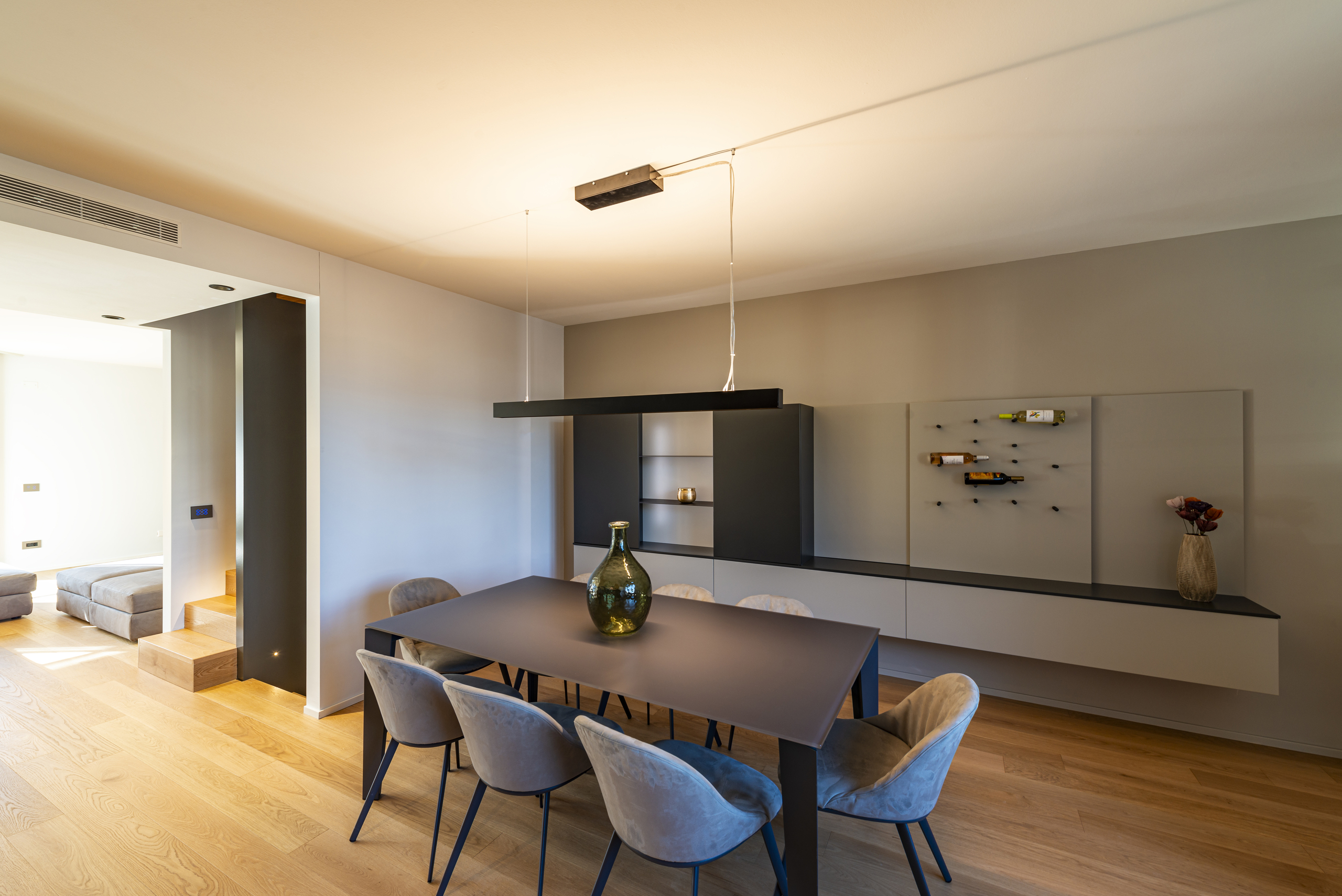 Modernes Esszimmer mit offener Raumwirkung