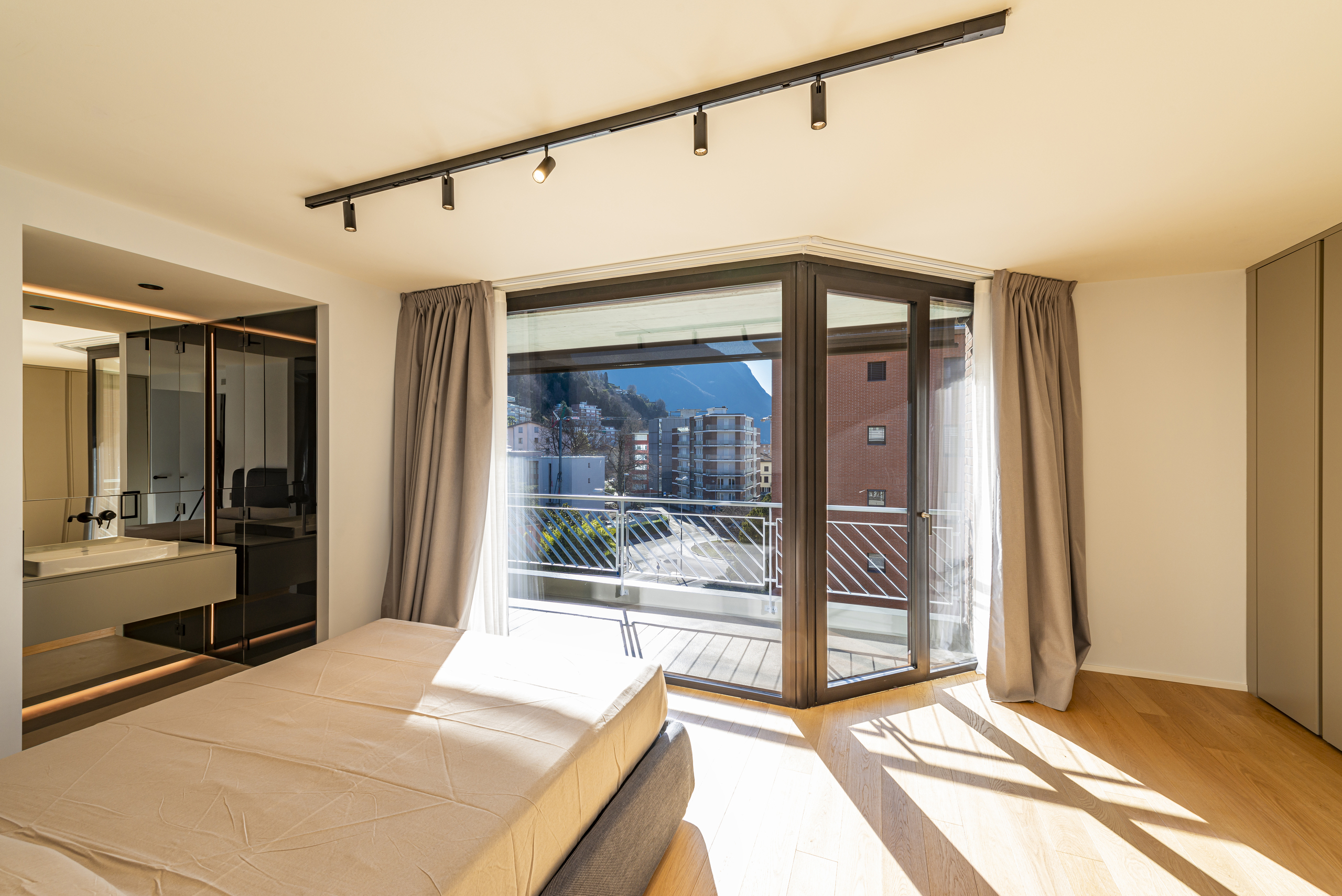 Modernes Schlafzimmer mit Balkonblick