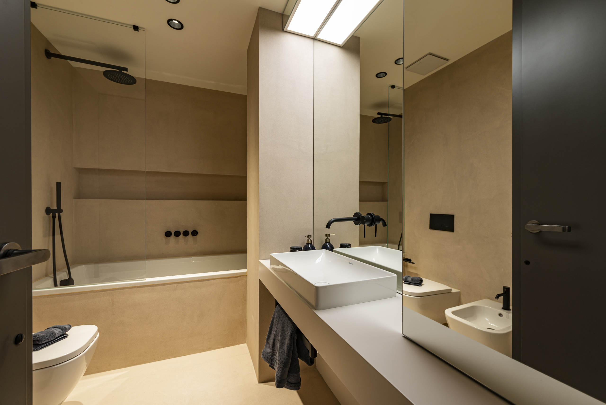 Modernes Badezimmer mit Doppelwaschbecken und Badewanne