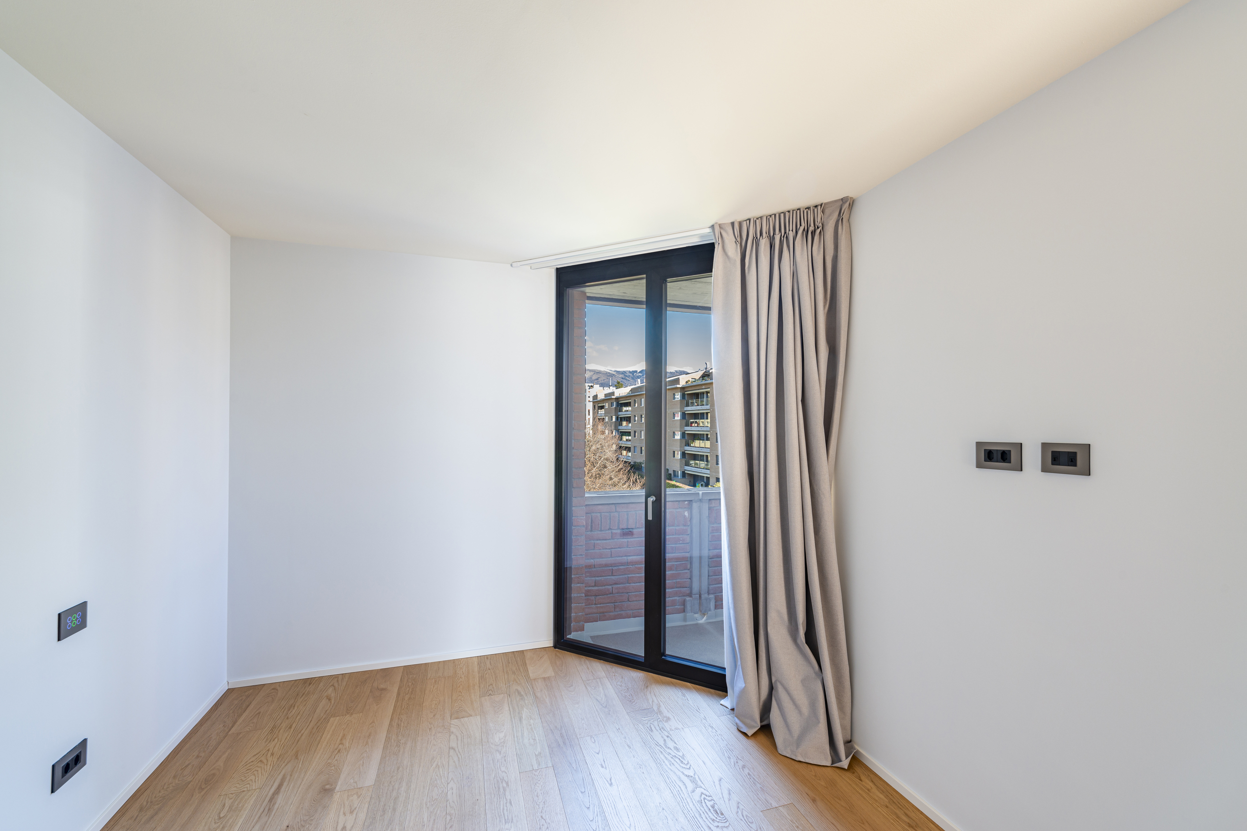 Leerer, heller Raum mit Balkonfenster