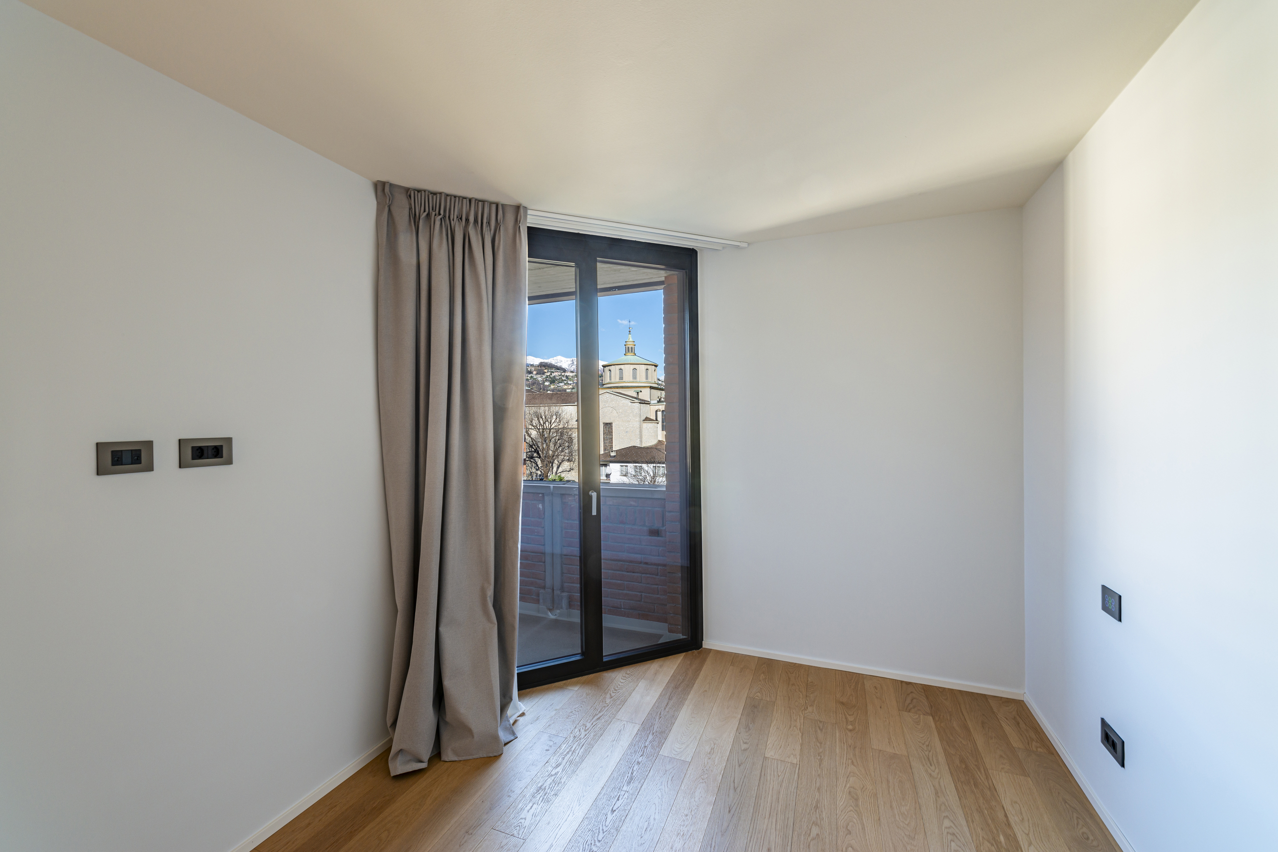 Helles, leeres Zimmer mit Balkonblick