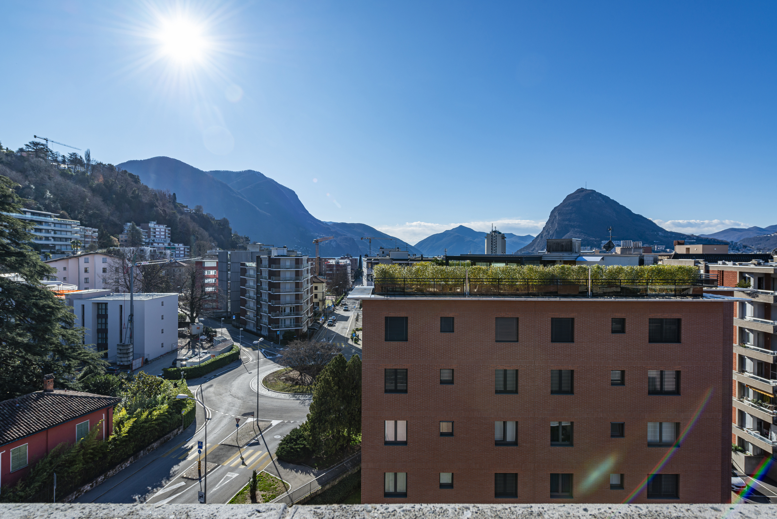 Städtischer Bergblick bei Sonnenschein
