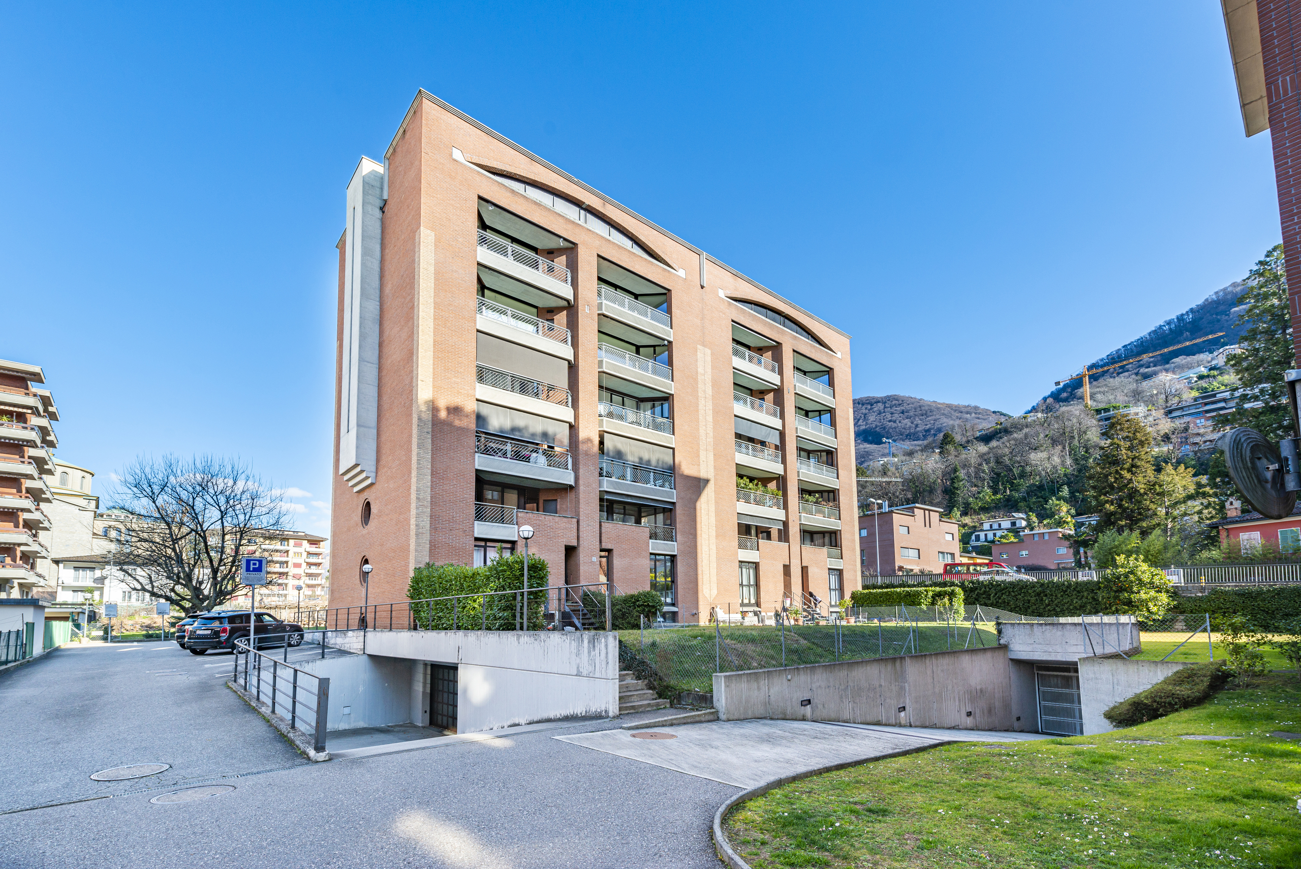 Wohnhaus mit Balkonen in Hanglage