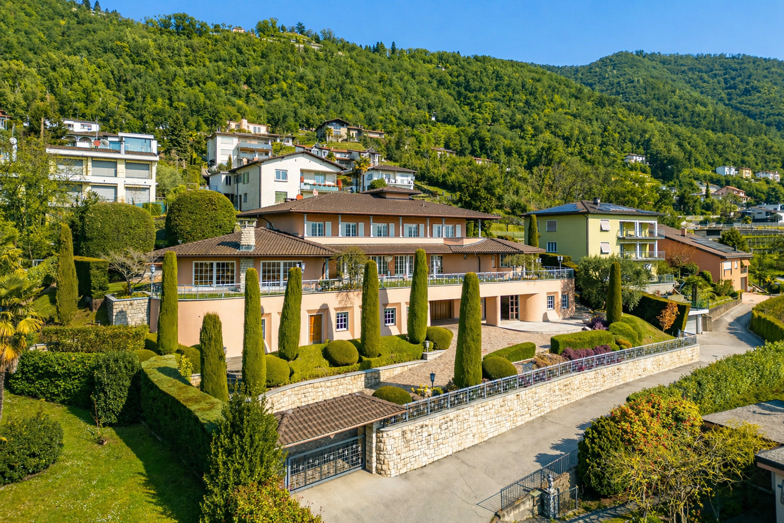 Luxuriöse Villa in Hanglage mit mediterranem Garten