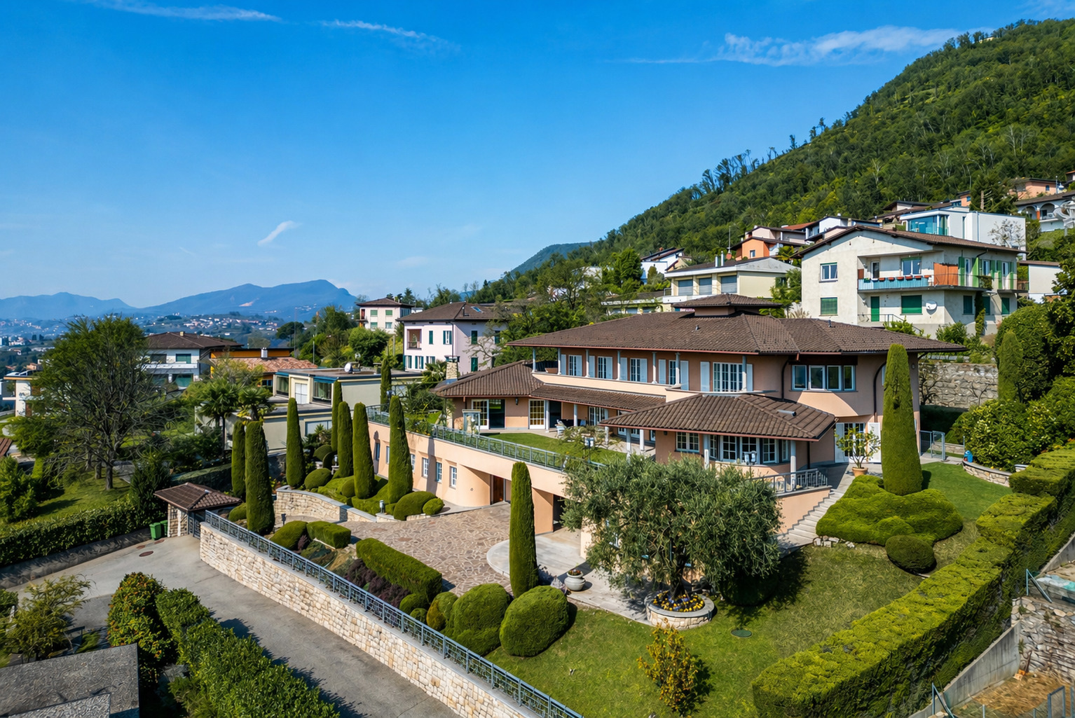 Luxuriöse Villa am Hang mit gepflegtem Garten