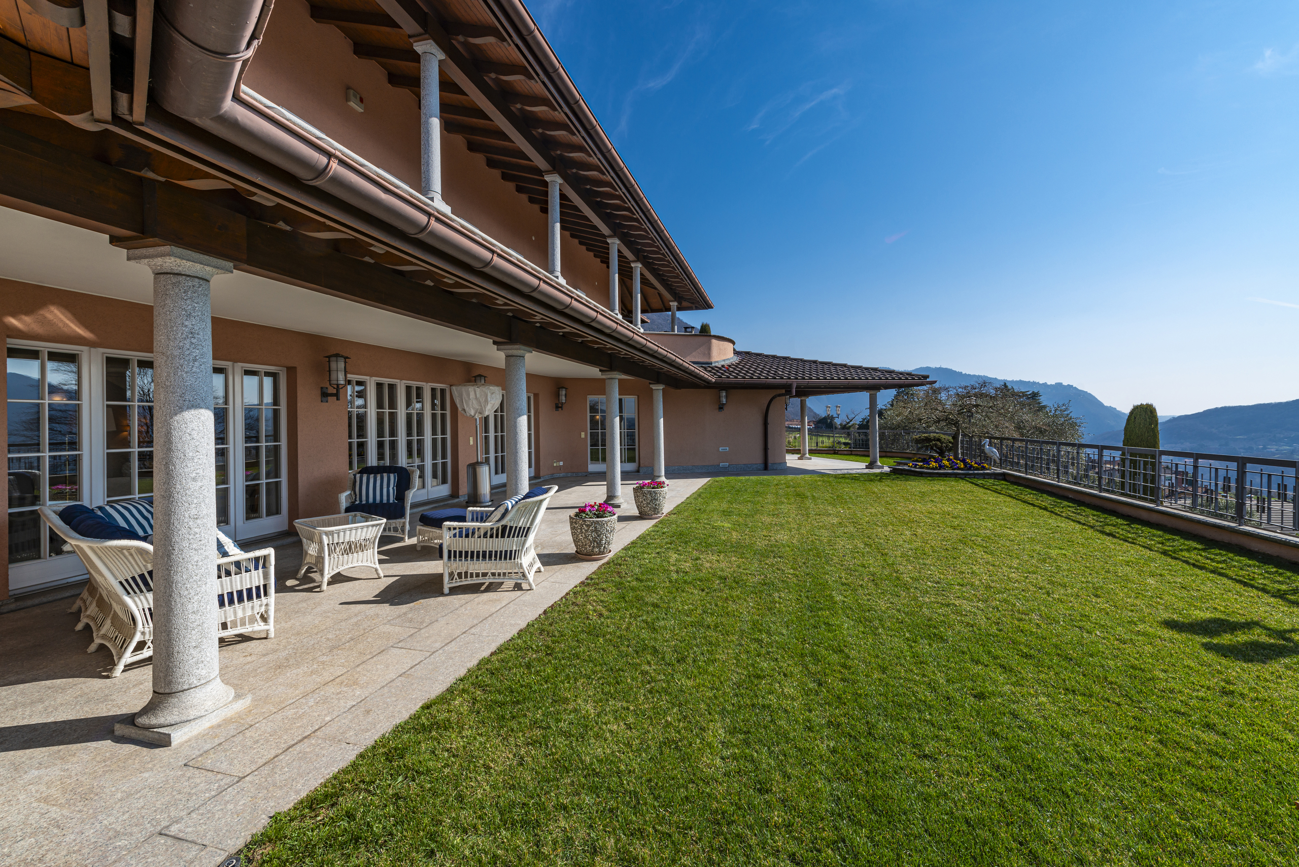Großzügige Terrasse mit Bergblick
