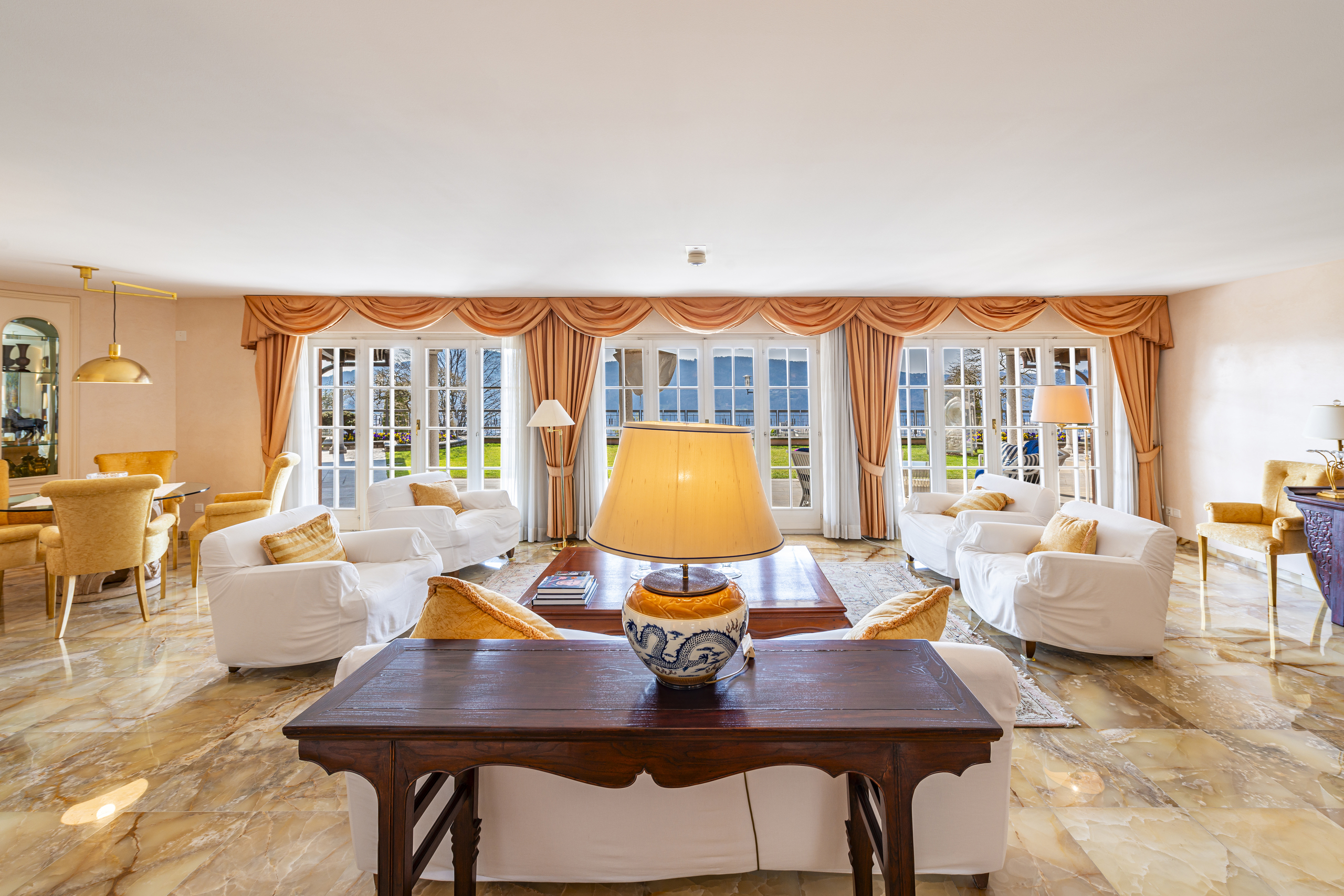 Elegantes Wohnzimmer mit Blick ins Freie