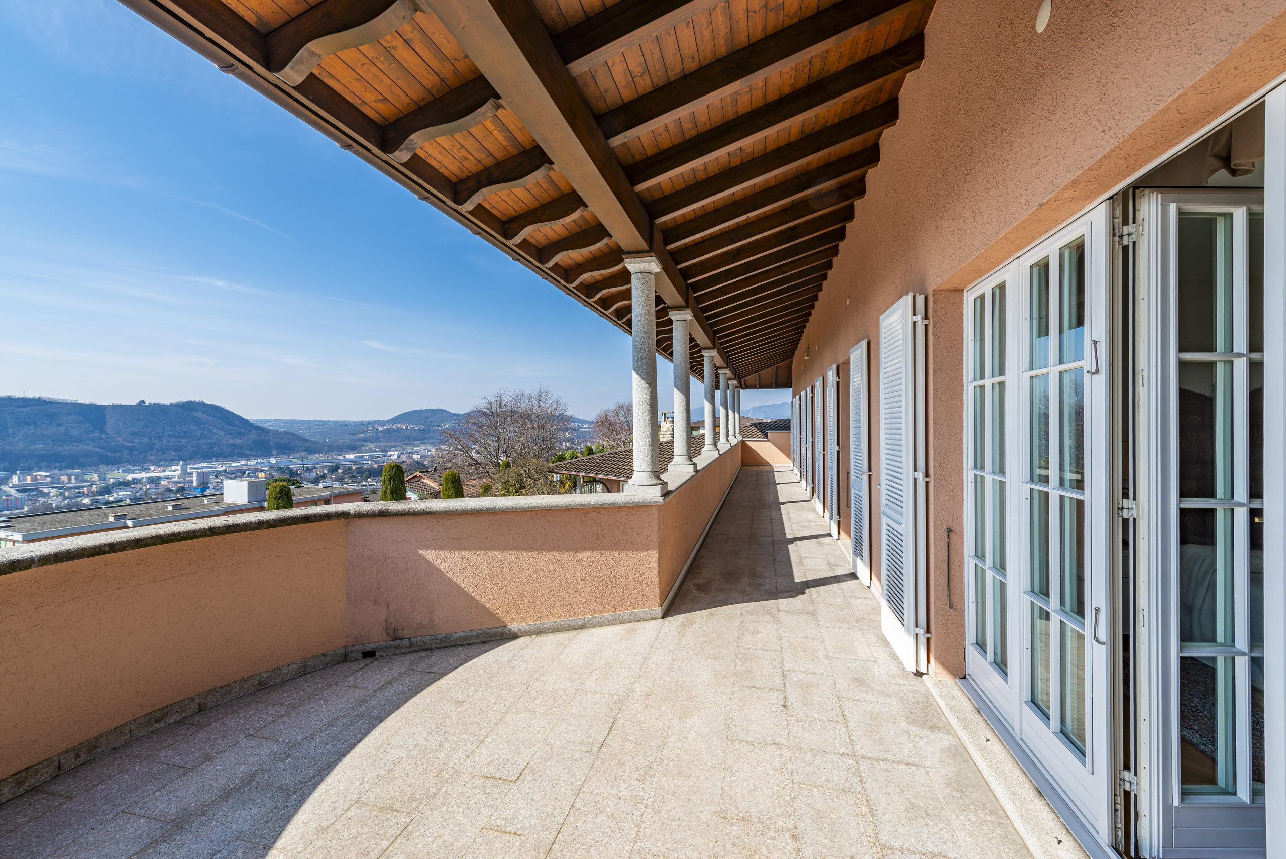 Überdachter Balkon mit Bergblick