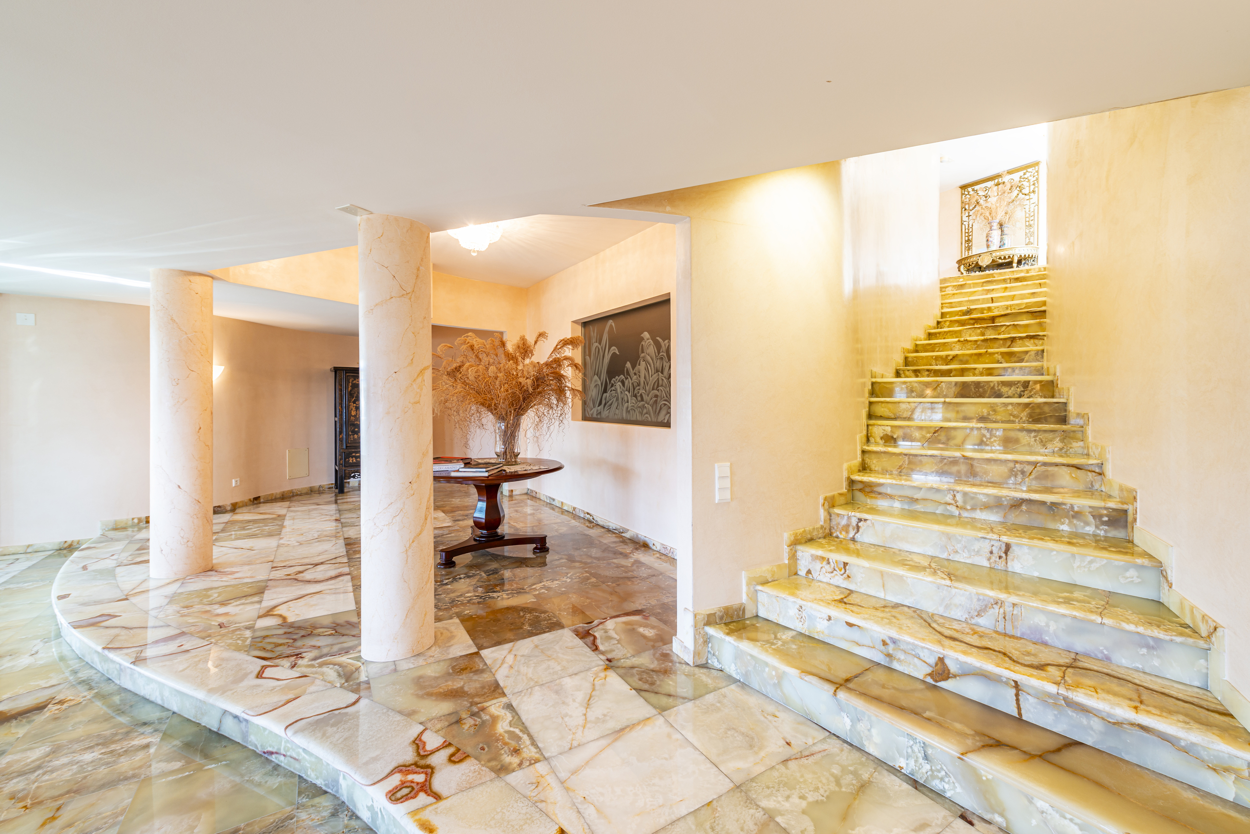 Eleganter Eingangsbereich mit Marmortreppe