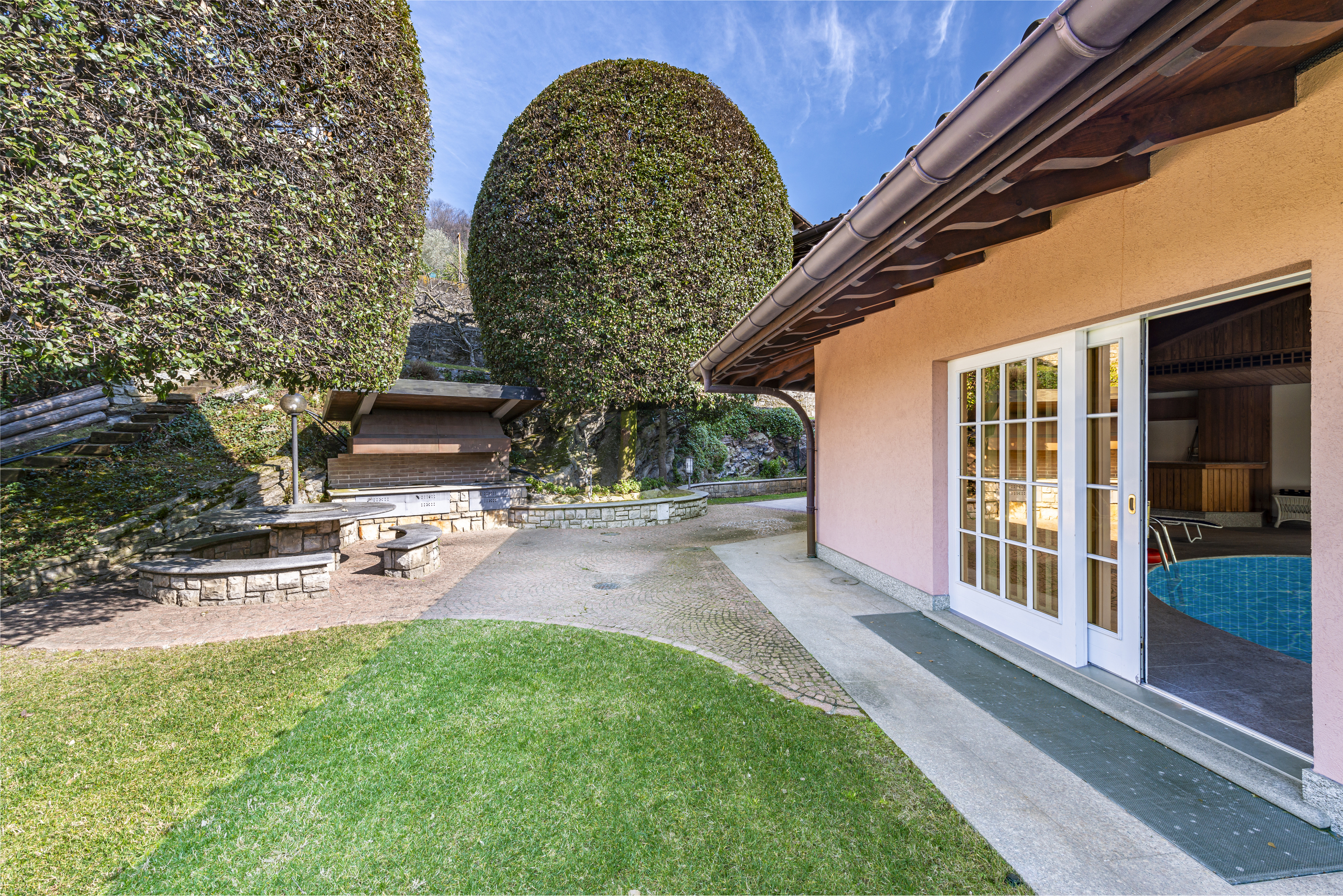 Garten mit Sitzbereich und Gebäudefassade