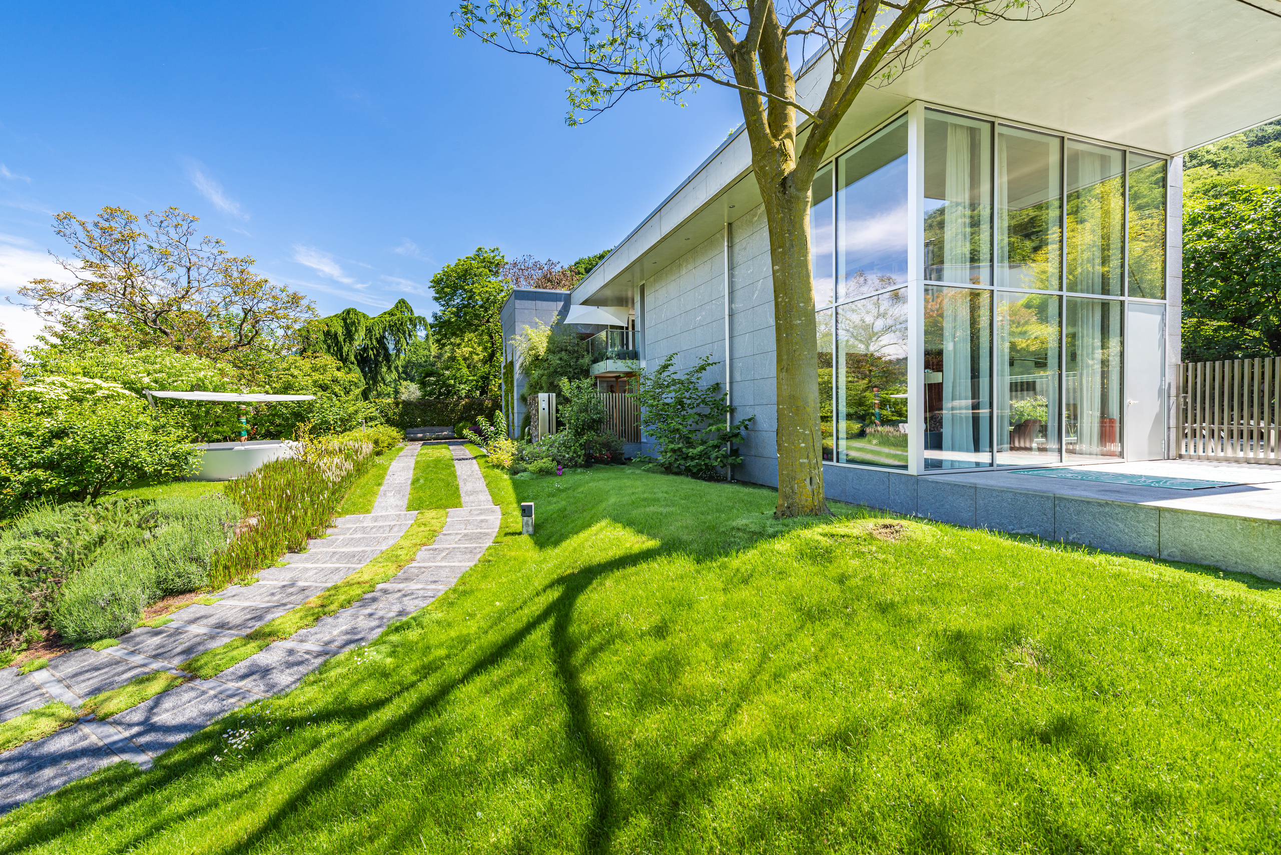 Modernes Haus mit großzügigem Garten