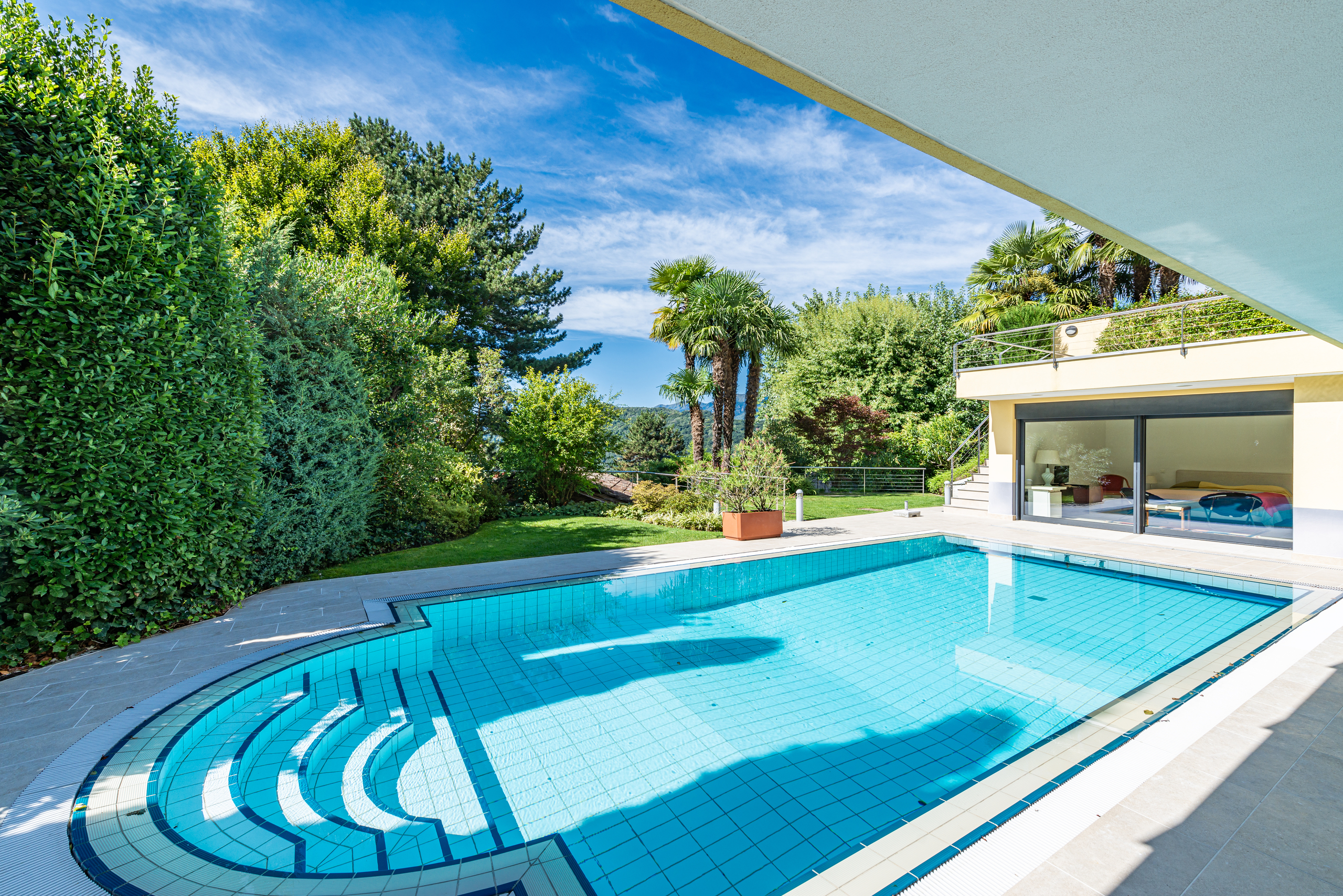 Außenbereich mit Pool und Garten