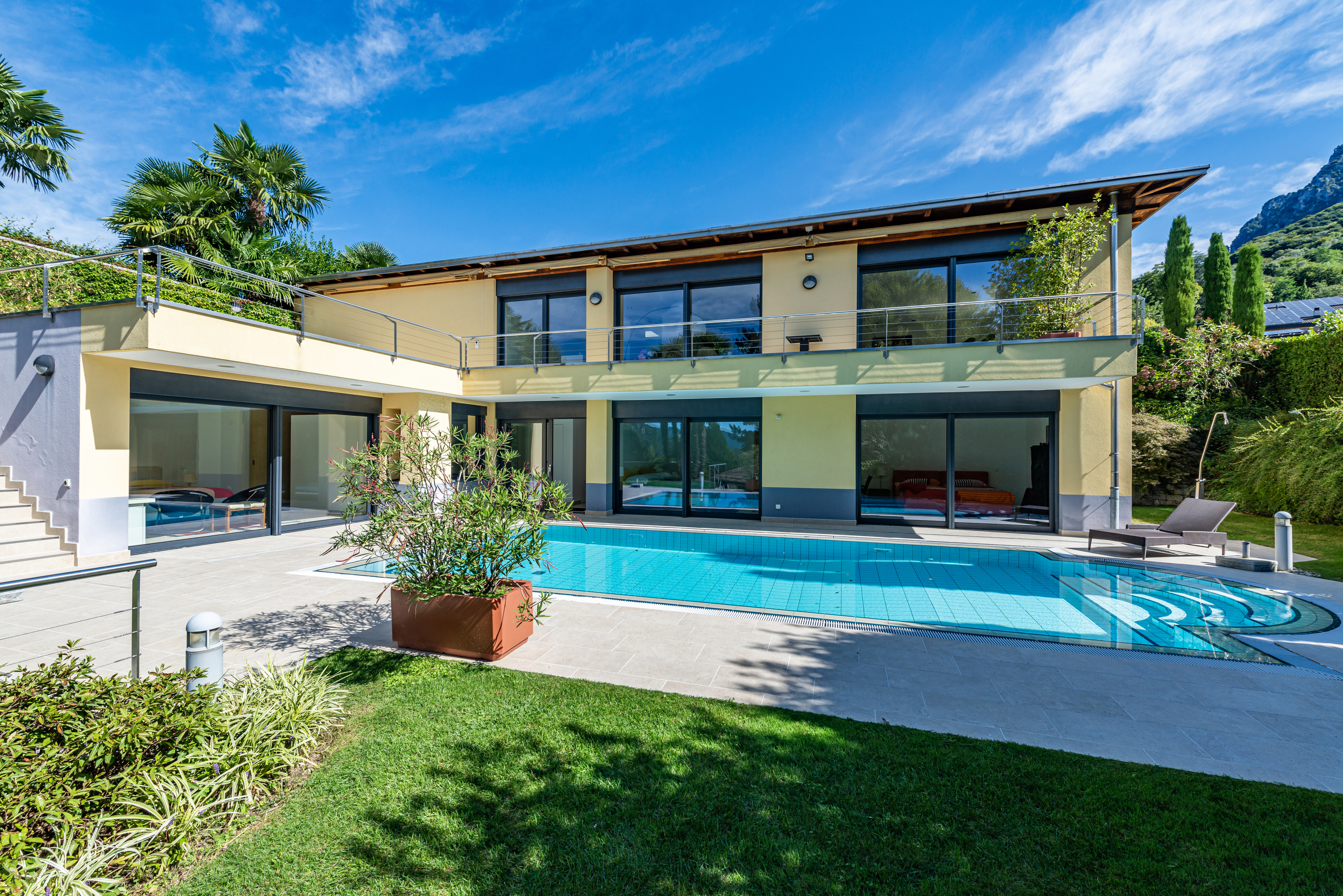 Moderne Villa mit Pool und Bergkulisse