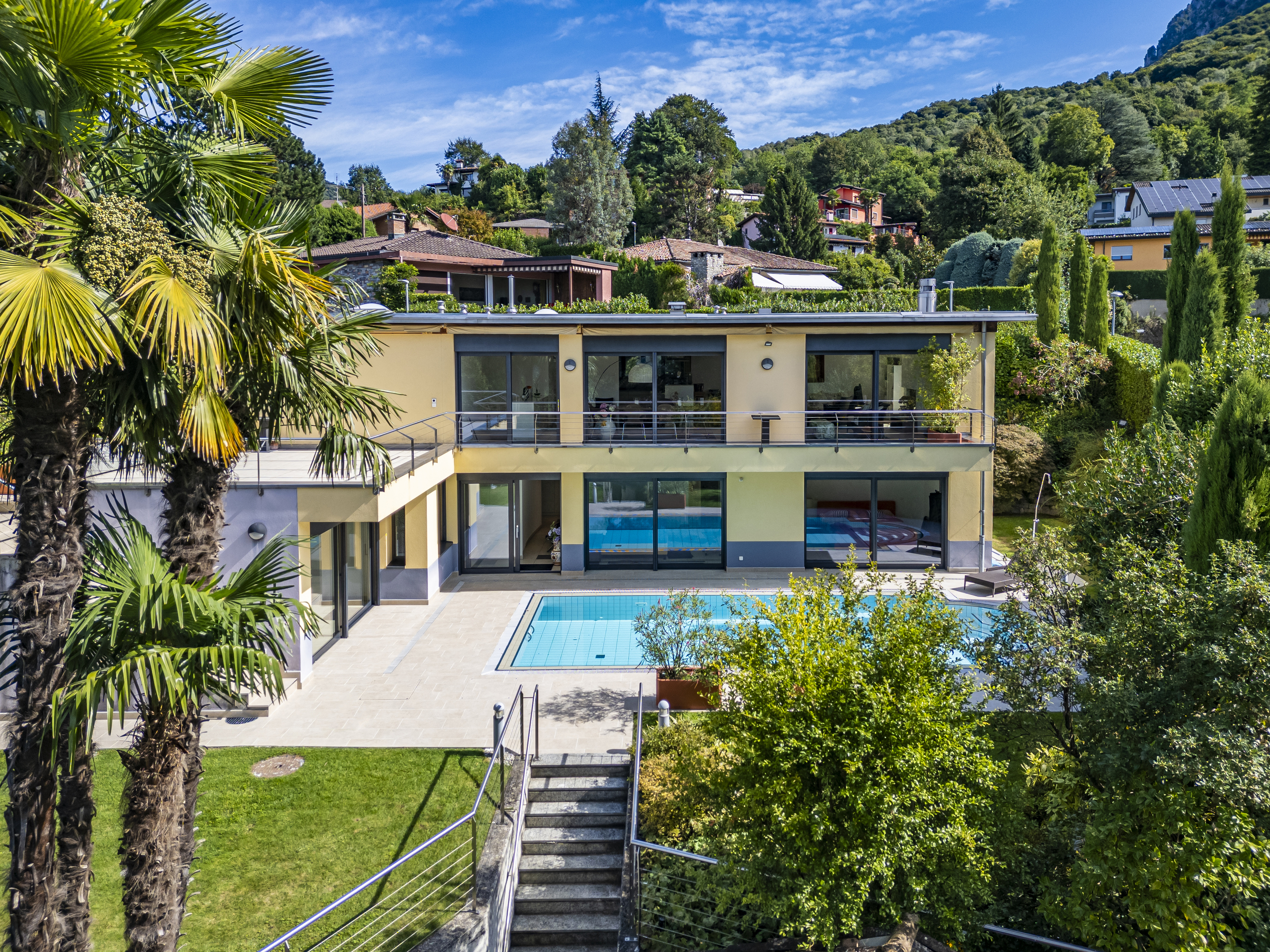 Außenansicht einer modernen Villa mit Pool und Garten