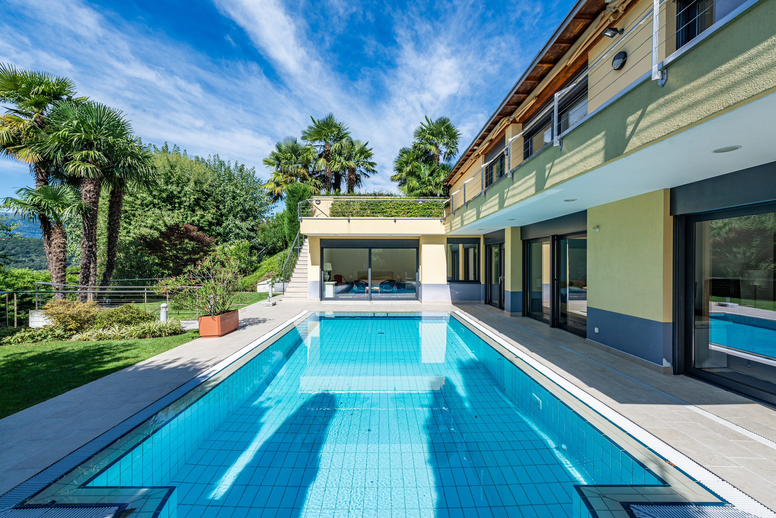 Außenansicht einer Villa mit Pool