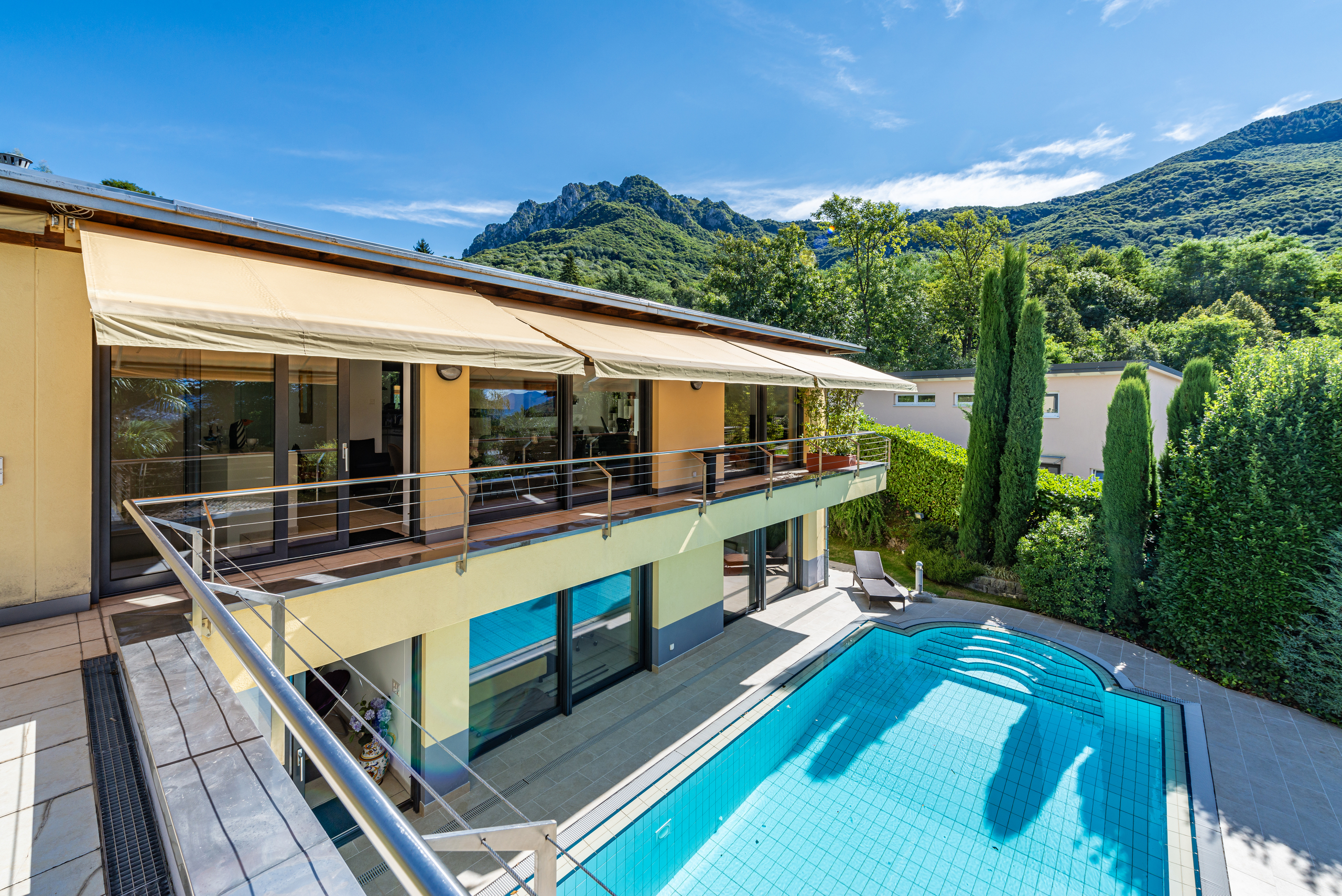 Moderne Villa mit Pool und Bergblick