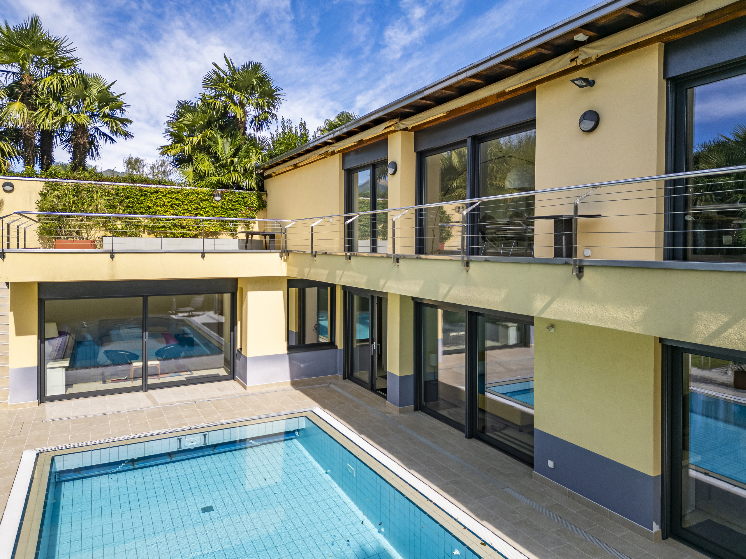 Außenansicht einer modernen Villa mit Poolterrasse
