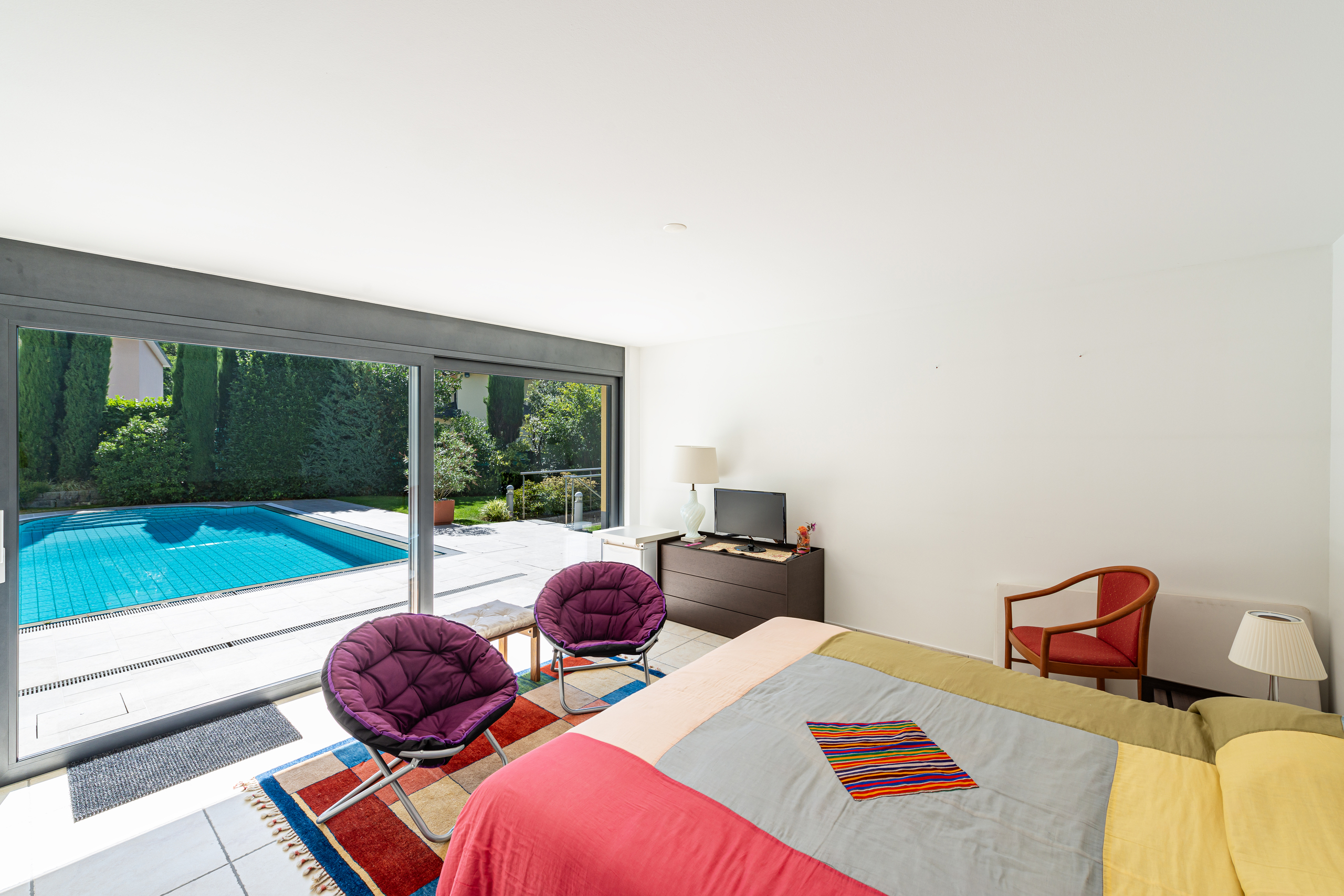 Schlafzimmer mit Poolblick