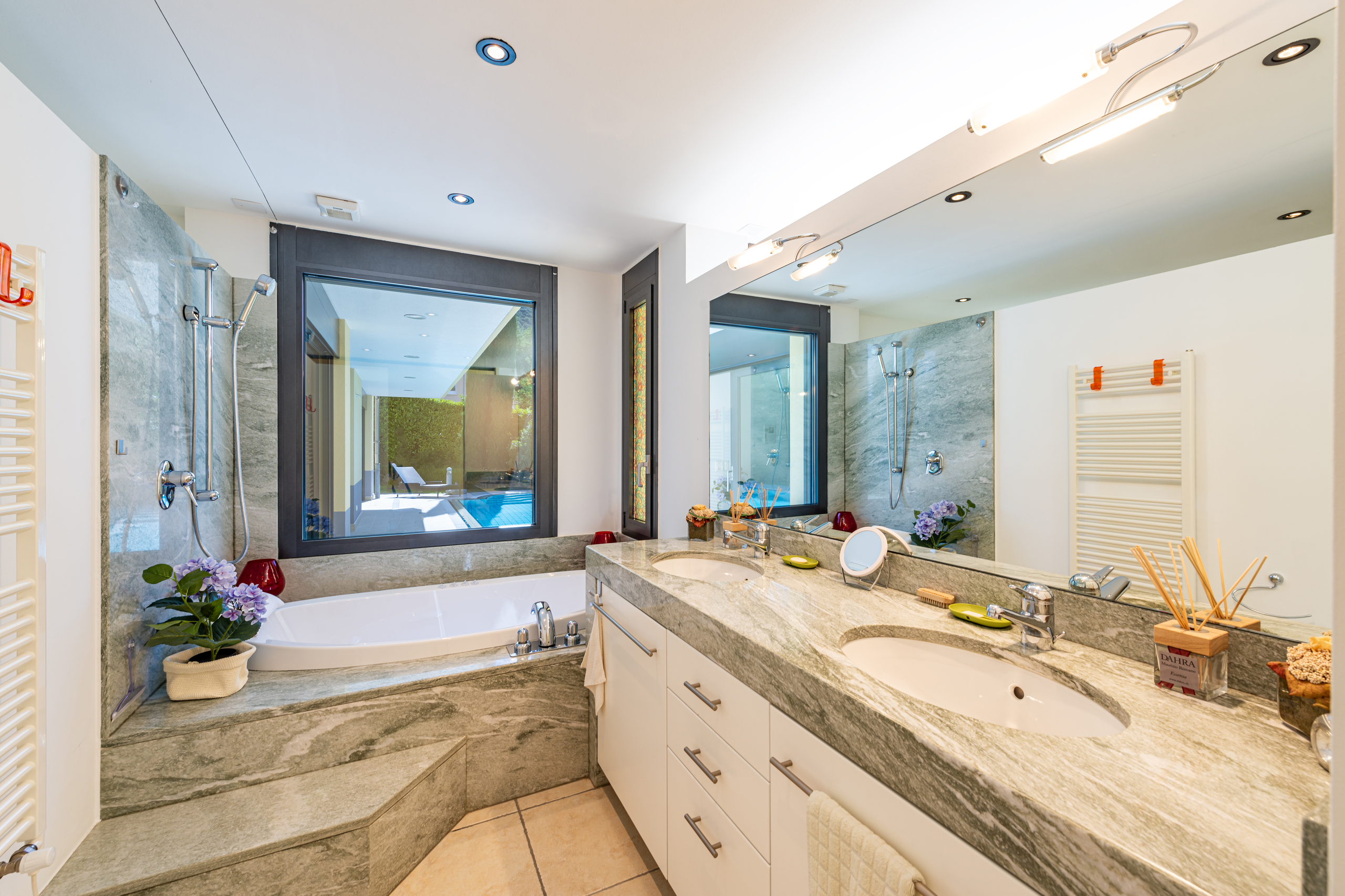 Modernes Badezimmer mit Blick nach draußen