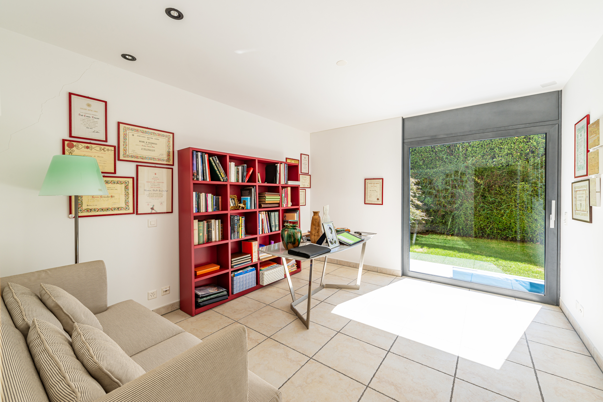 Heller Raum mit Bücherregal und Gartenblick