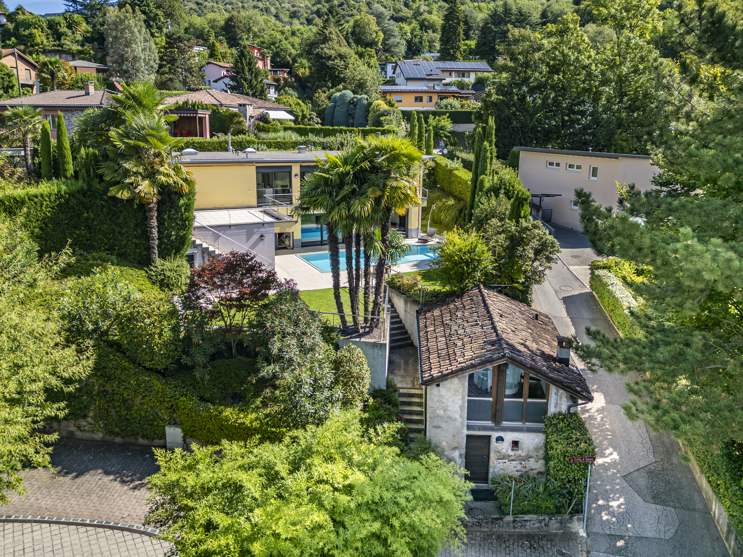 Luxuriöse Villa mit Pool und üppigem Garten