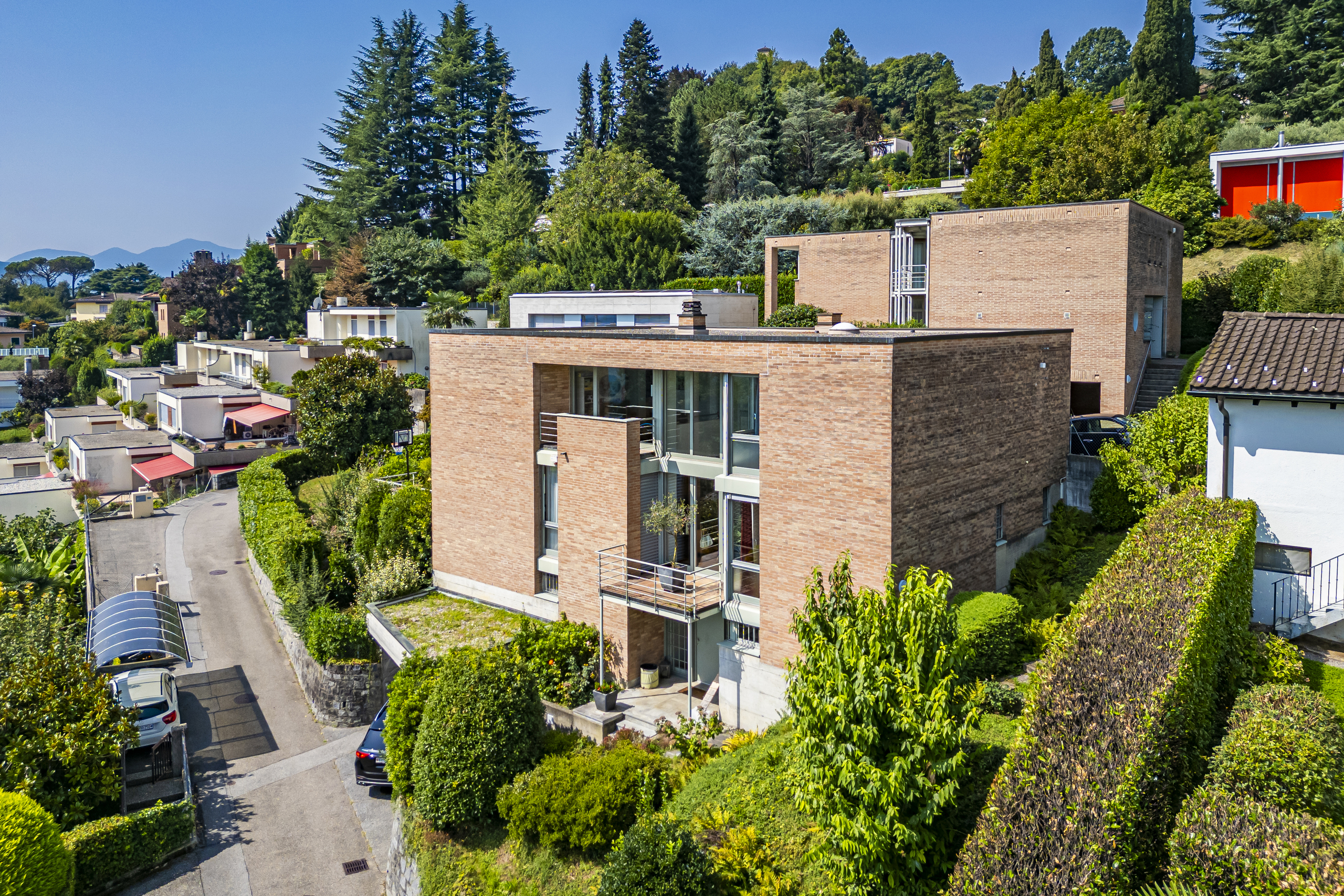 Moderne Villa in grüner Hanglage