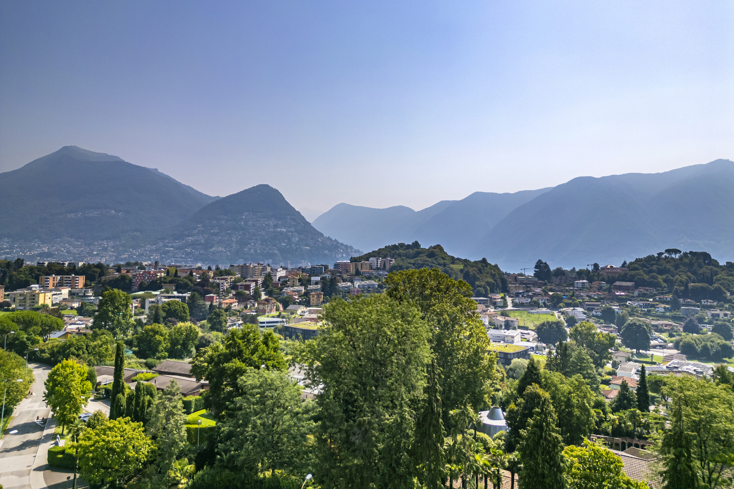 Panoramablick auf Bergstadt und See