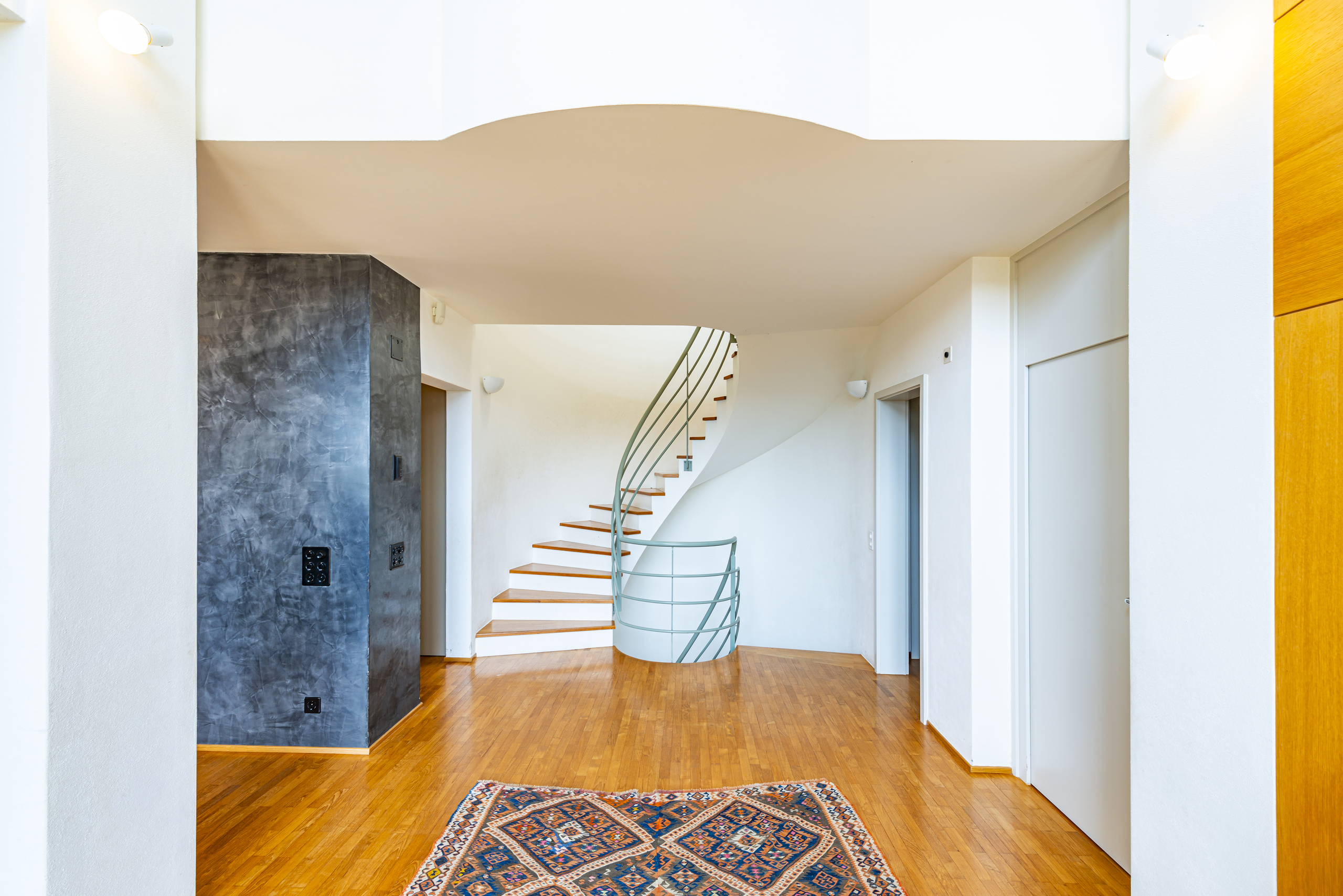 Modernes Treppenhaus mit Galerie
