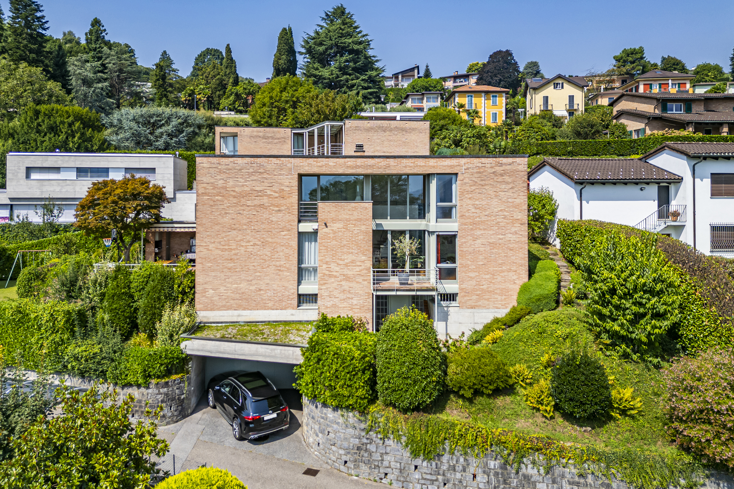 Moderne Villa in grüner Hanglage