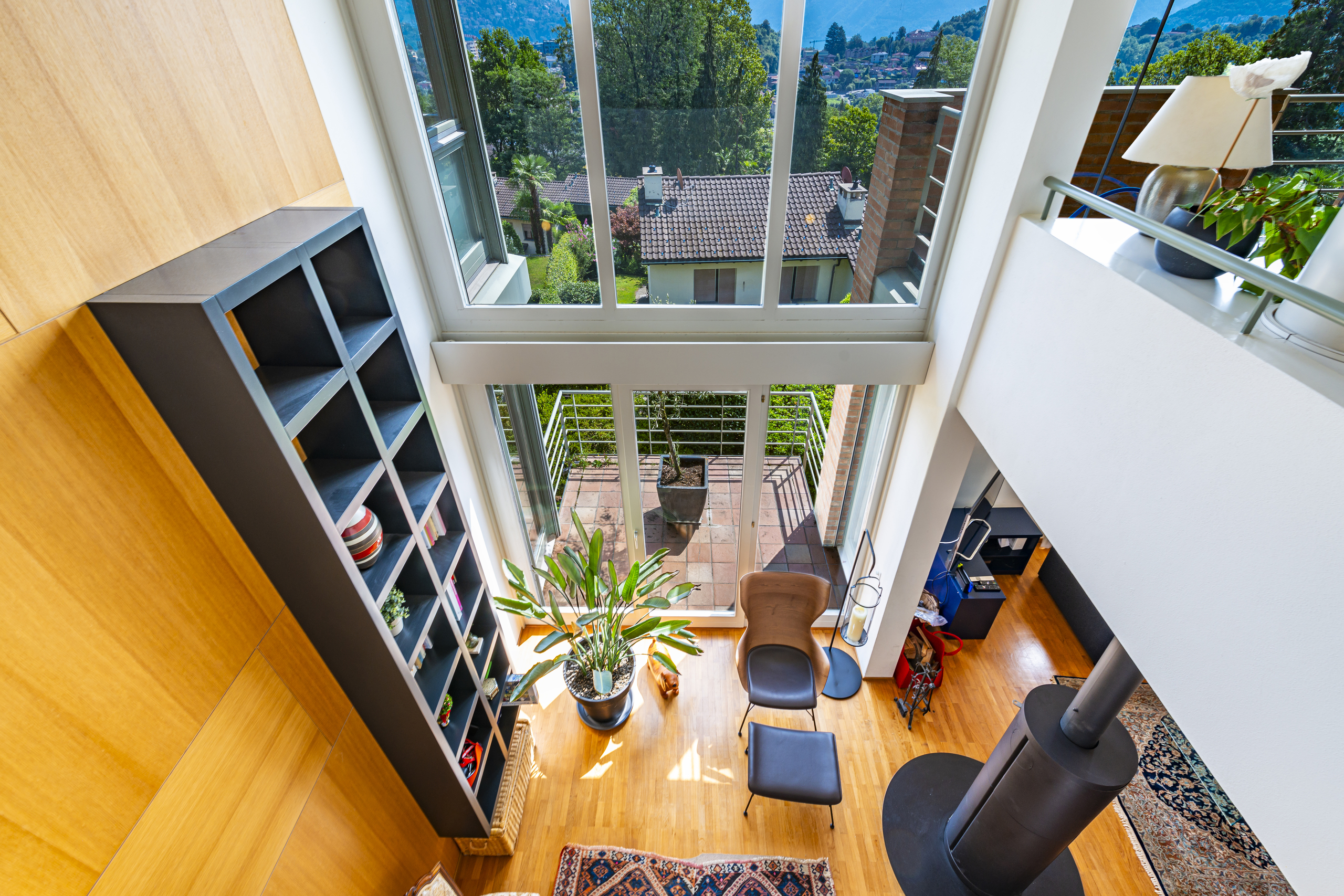 Lichtdurchflutetes Atrium mit Galerie und Blick ins Grüne