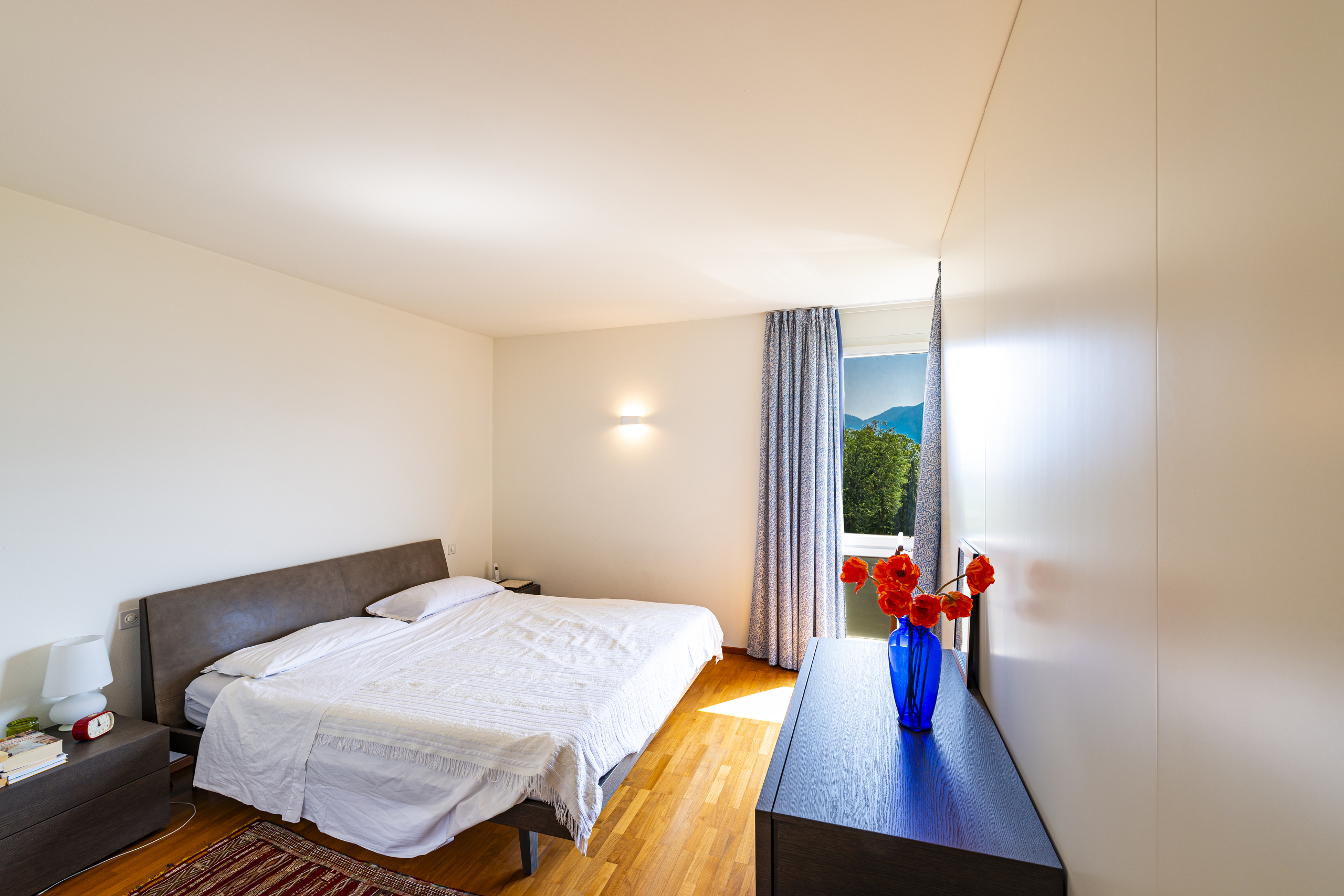 Helles Schlafzimmer mit Blick ins Grüne