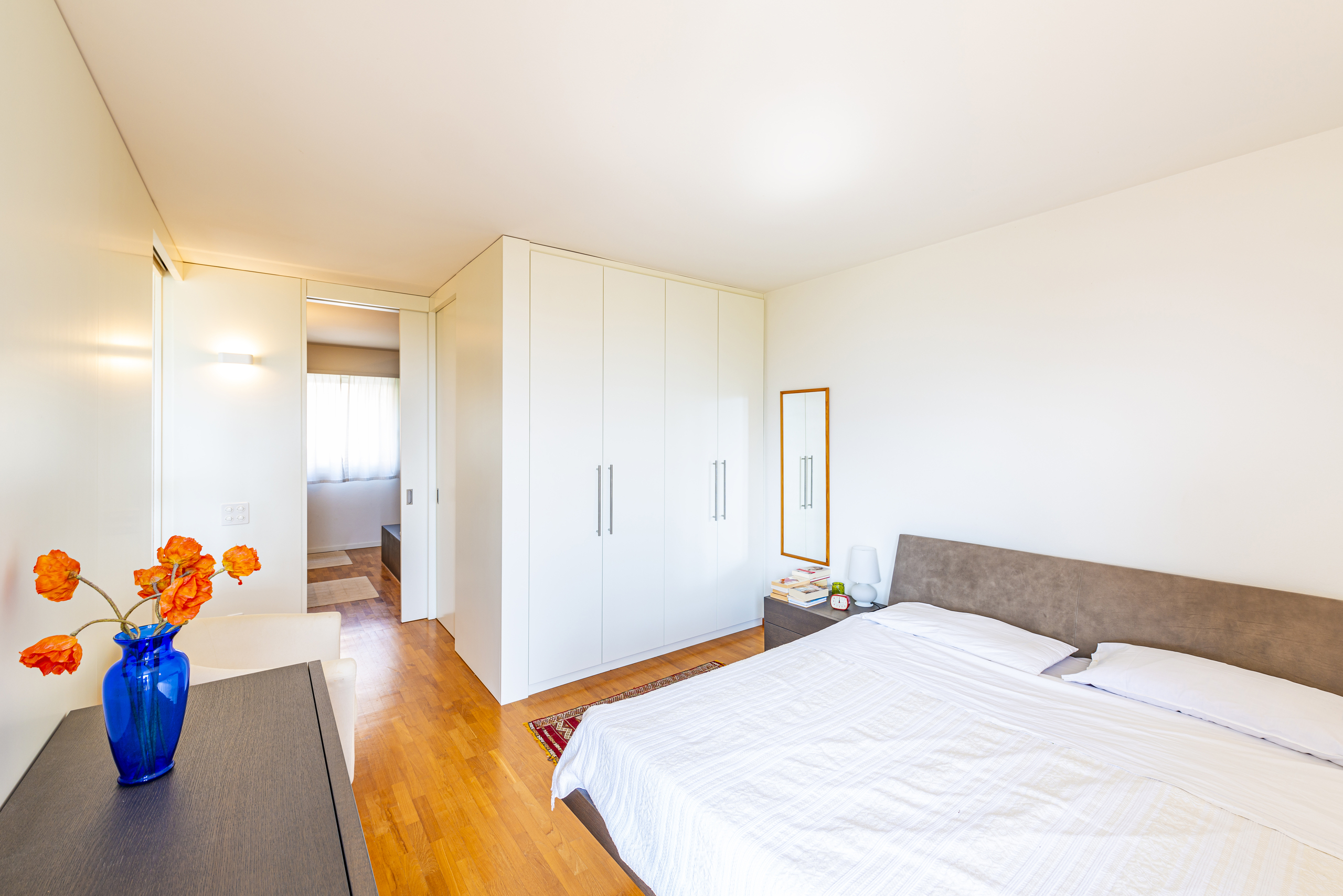 Helles Schlafzimmer mit Einbauschrank