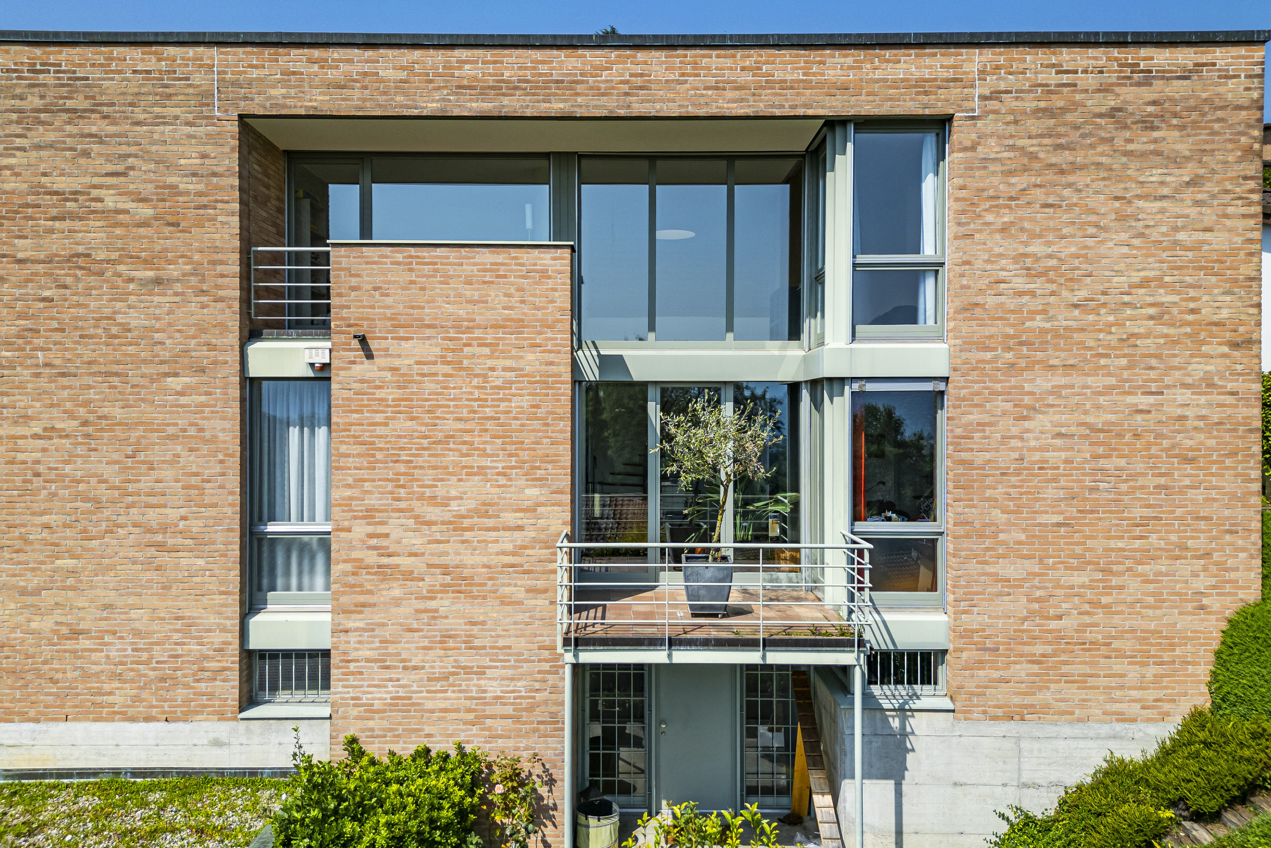 Backsteinfassade mit zentralem Balkon