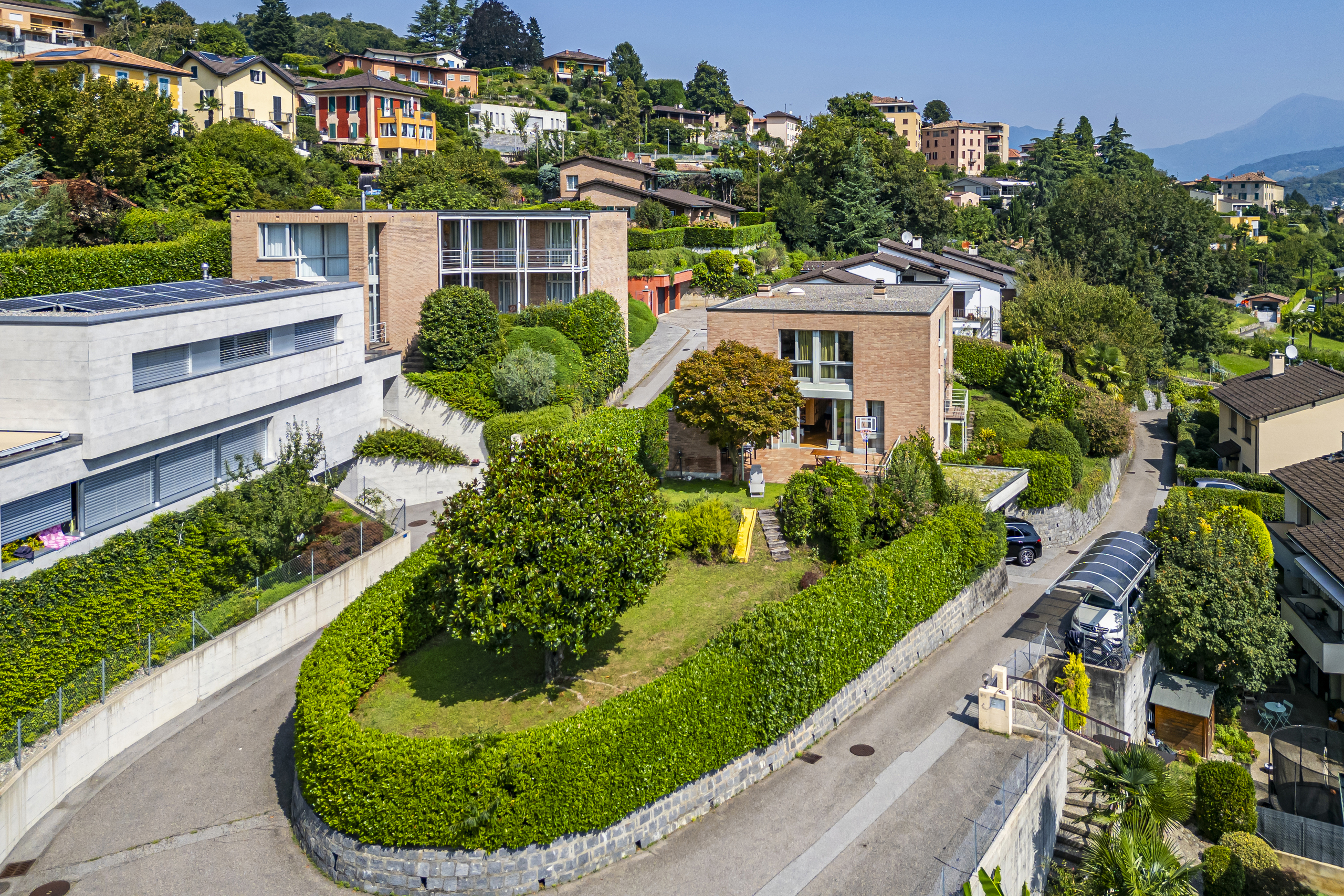 Hügelvilla mit Garten und Nachbarbebauung