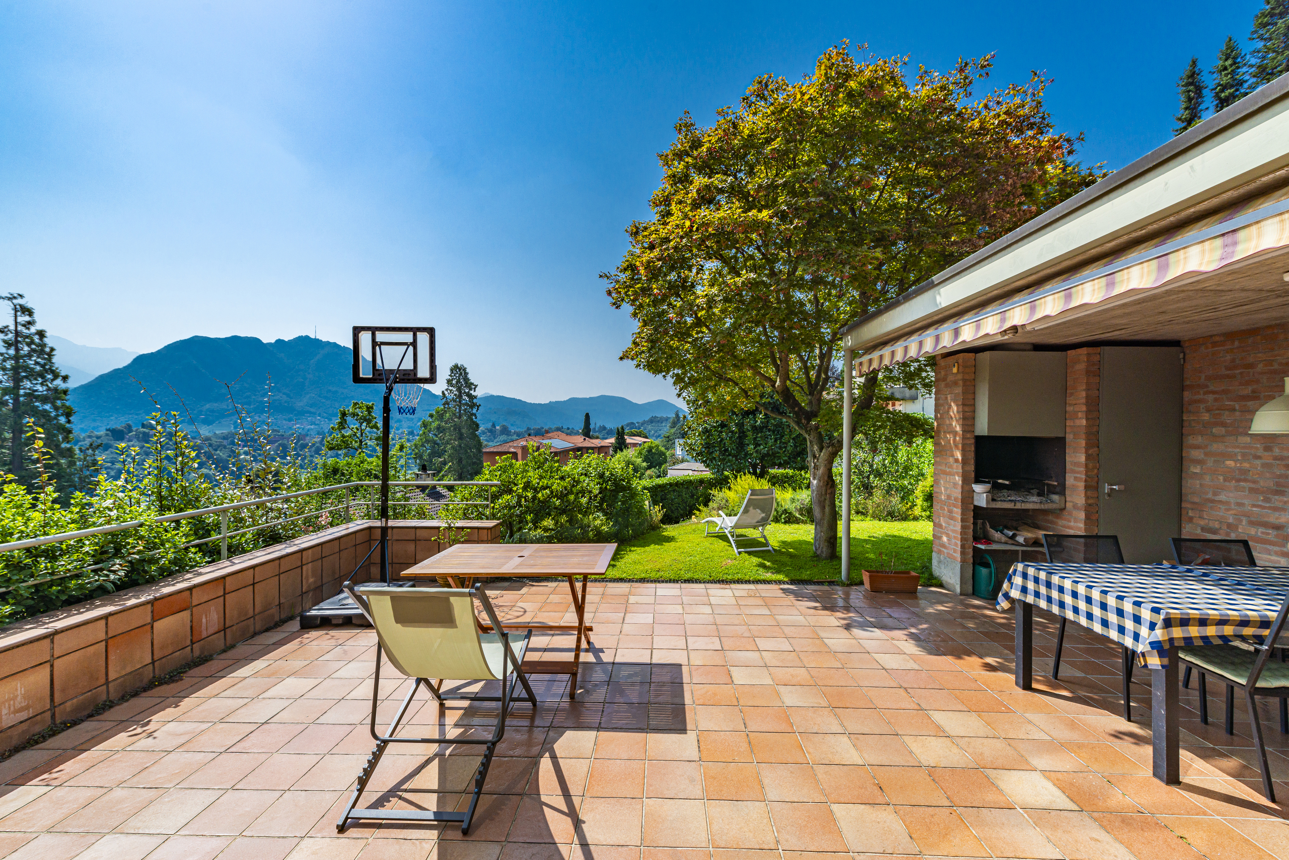 Sonnige Terrasse mit Bergblick