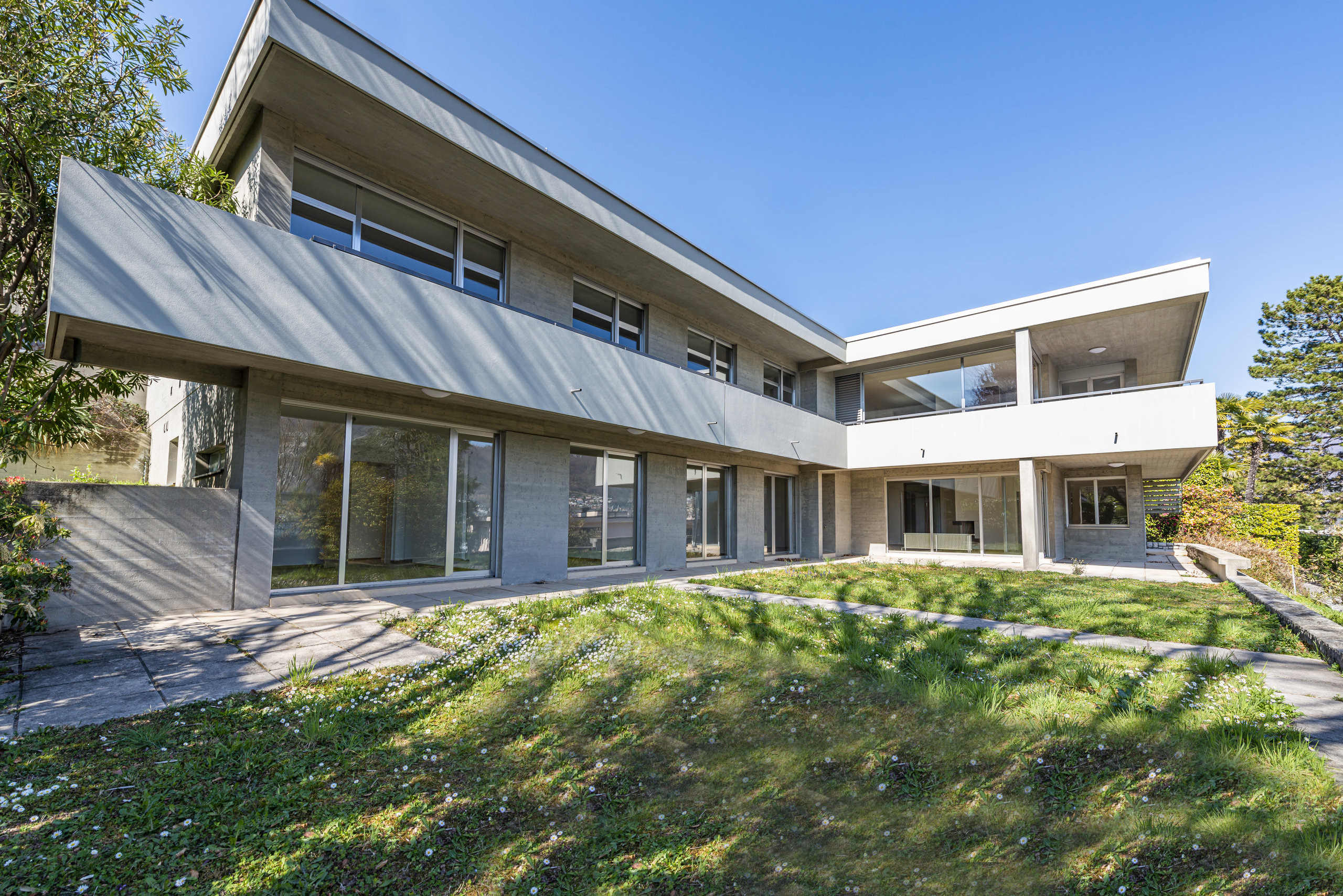 Moderne Außenansicht mit großer Terrasse