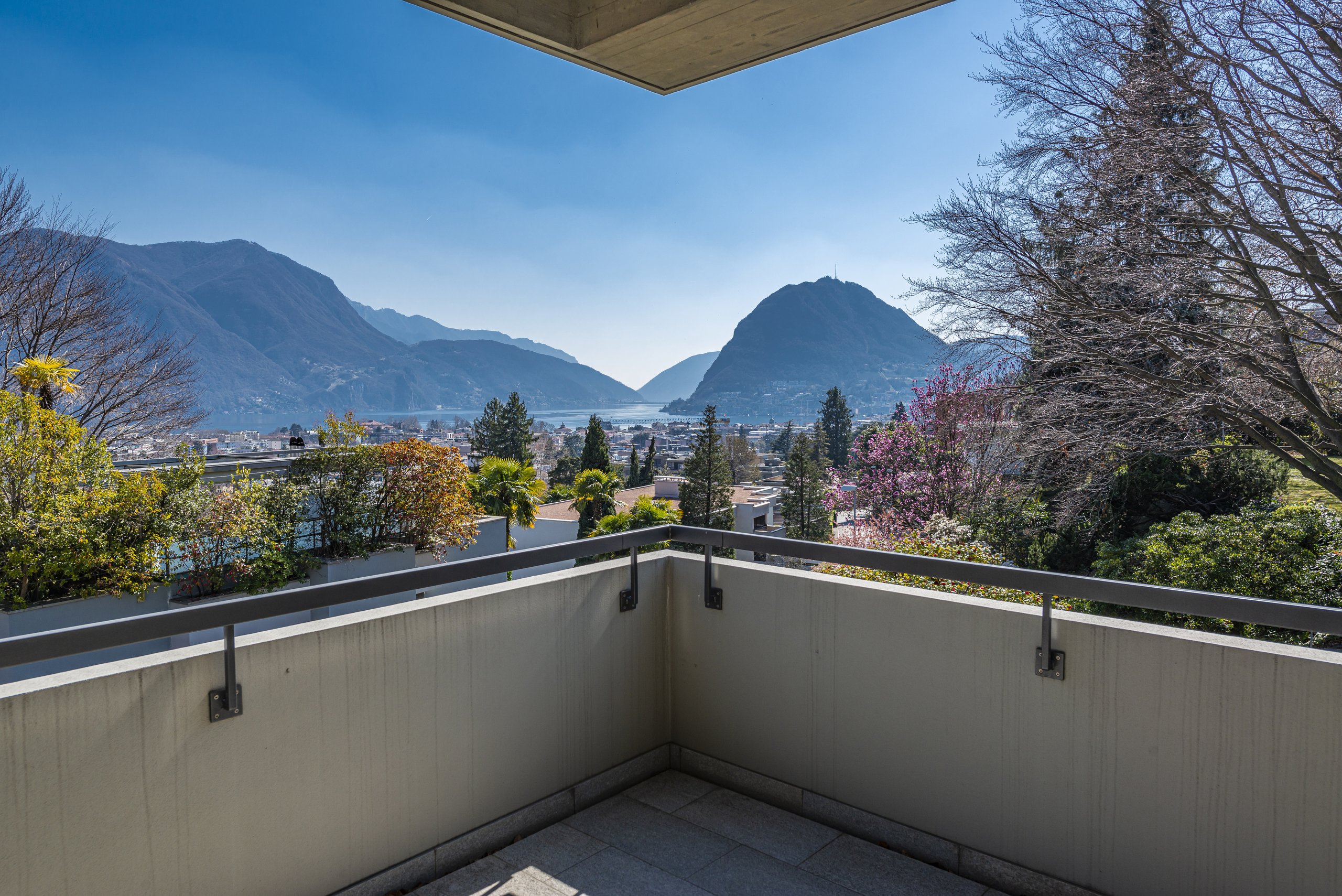 Balkon mit Seeblick und Bergpanorama