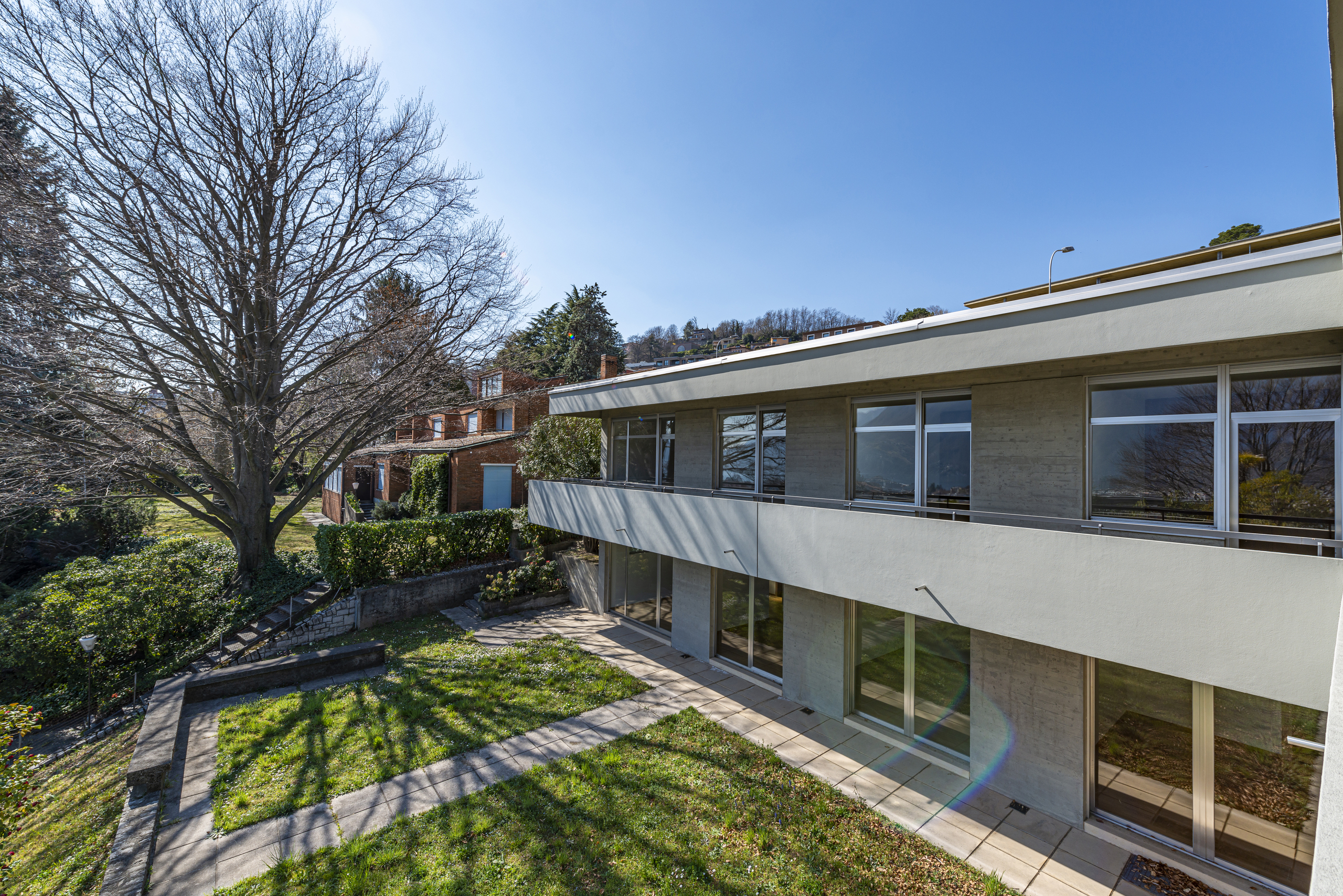 Modernes Wohnhaus mit Garten und Terrasse