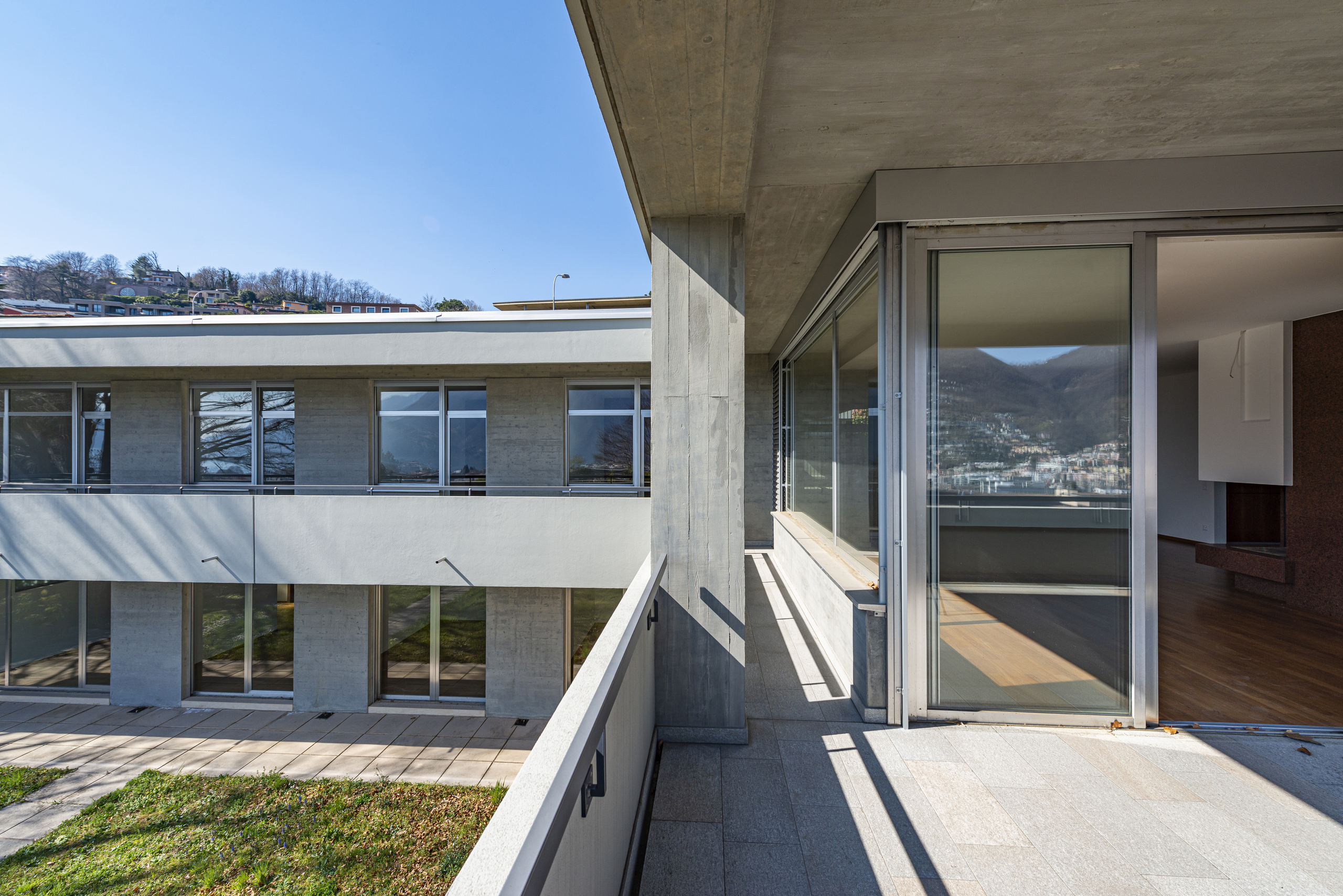 Moderne Balkon- und Fassadenansicht mit Bergblick