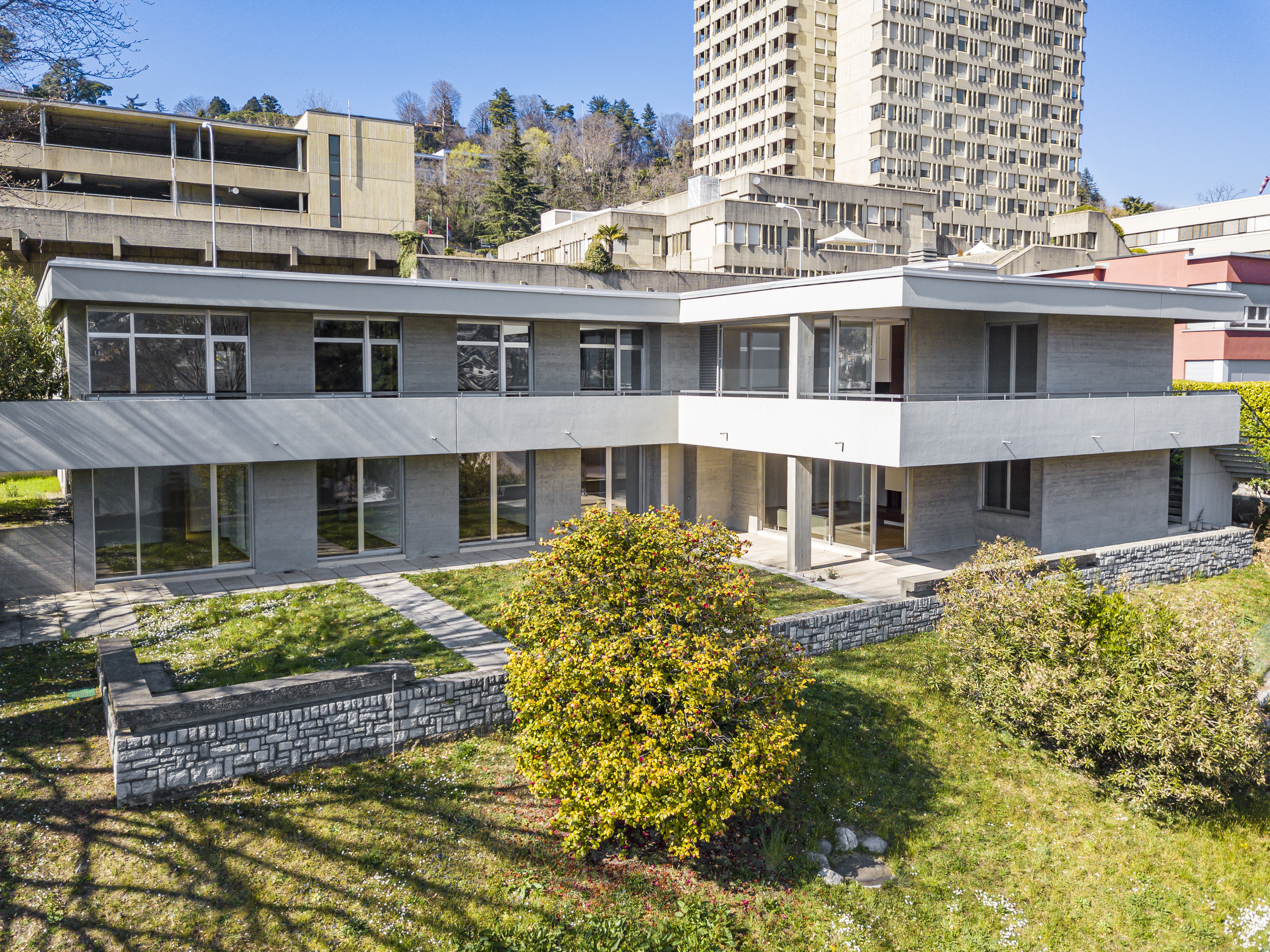 Modernes Terrassenhaus mit Garten